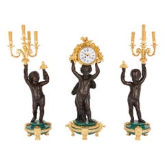 Gran reloj de malaquita, bronce dorado y patinado