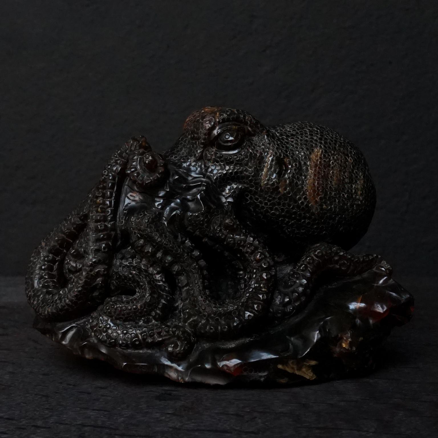 Large 20th century Malaysian Sarawak Borneo Carved Dark Amber Octopus In Good Condition For Sale In Haarlem, NL