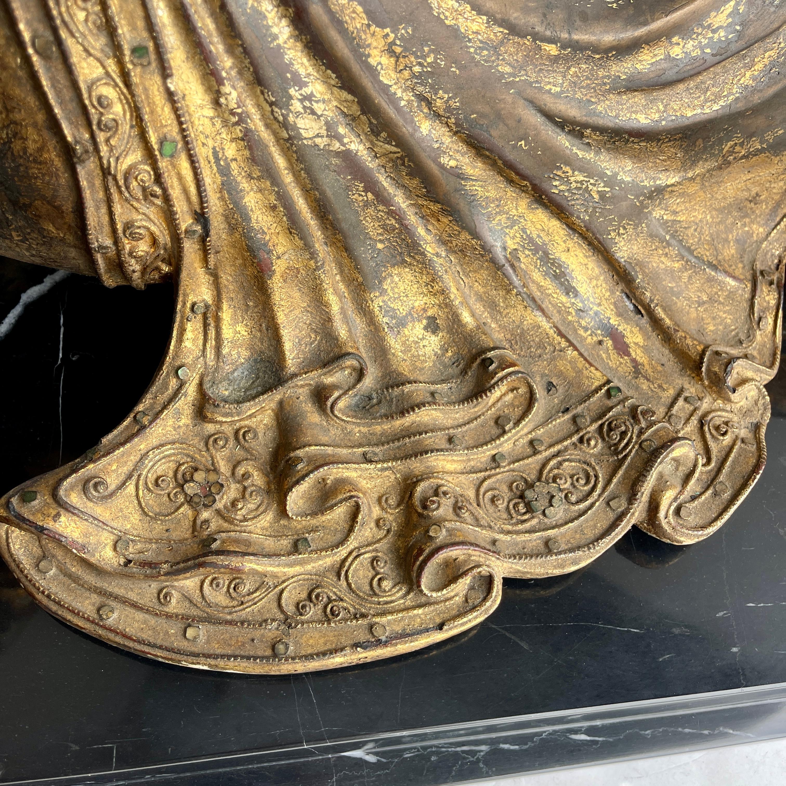 Rechteckige Buddha-Skulptur aus vergoldeter Bronze im Mandalay-Stil auf schwarzem Marmorsockel im Angebot 4