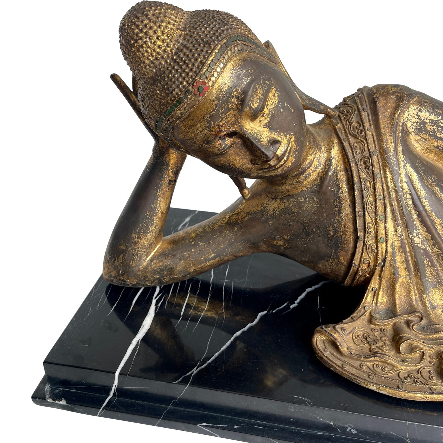 Rechteckige Buddha-Skulptur aus vergoldeter Bronze im Mandalay-Stil auf schwarzem Marmorsockel (19. Jahrhundert) im Angebot