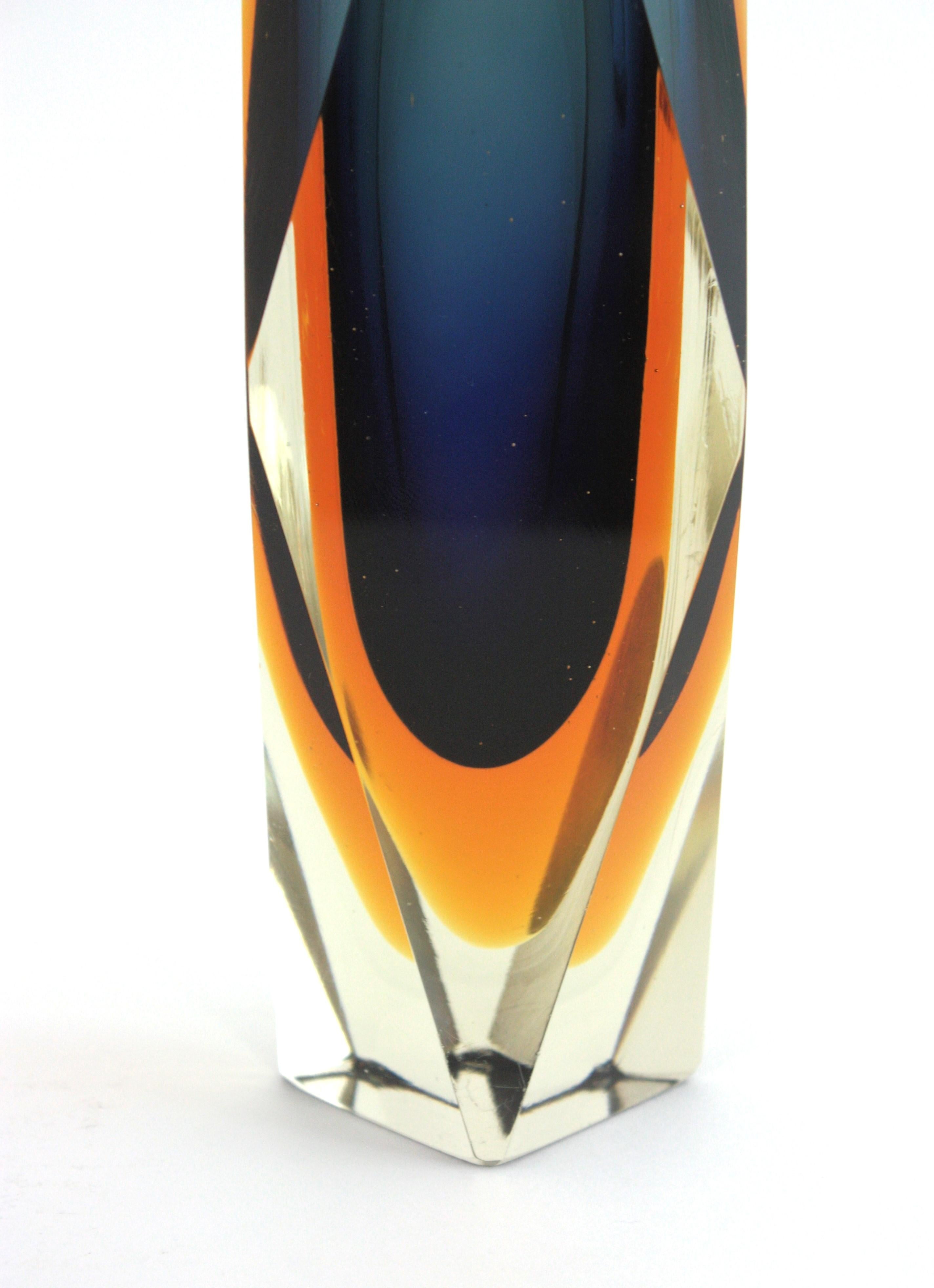 Gran jarrón de cristal Sommerso facetado azul y ámbar de Mandruzzato Murano en venta 3