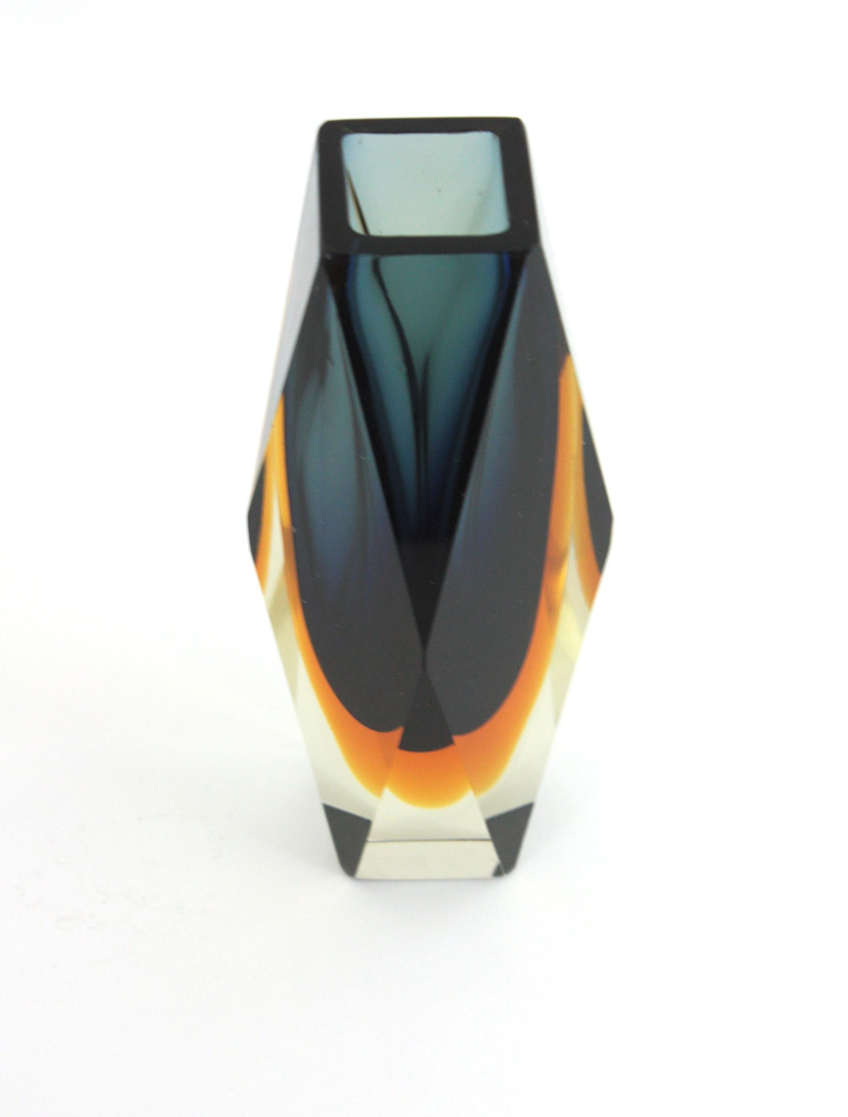 Gran jarrón de cristal Sommerso facetado azul y ámbar de Mandruzzato Murano Facetado en venta
