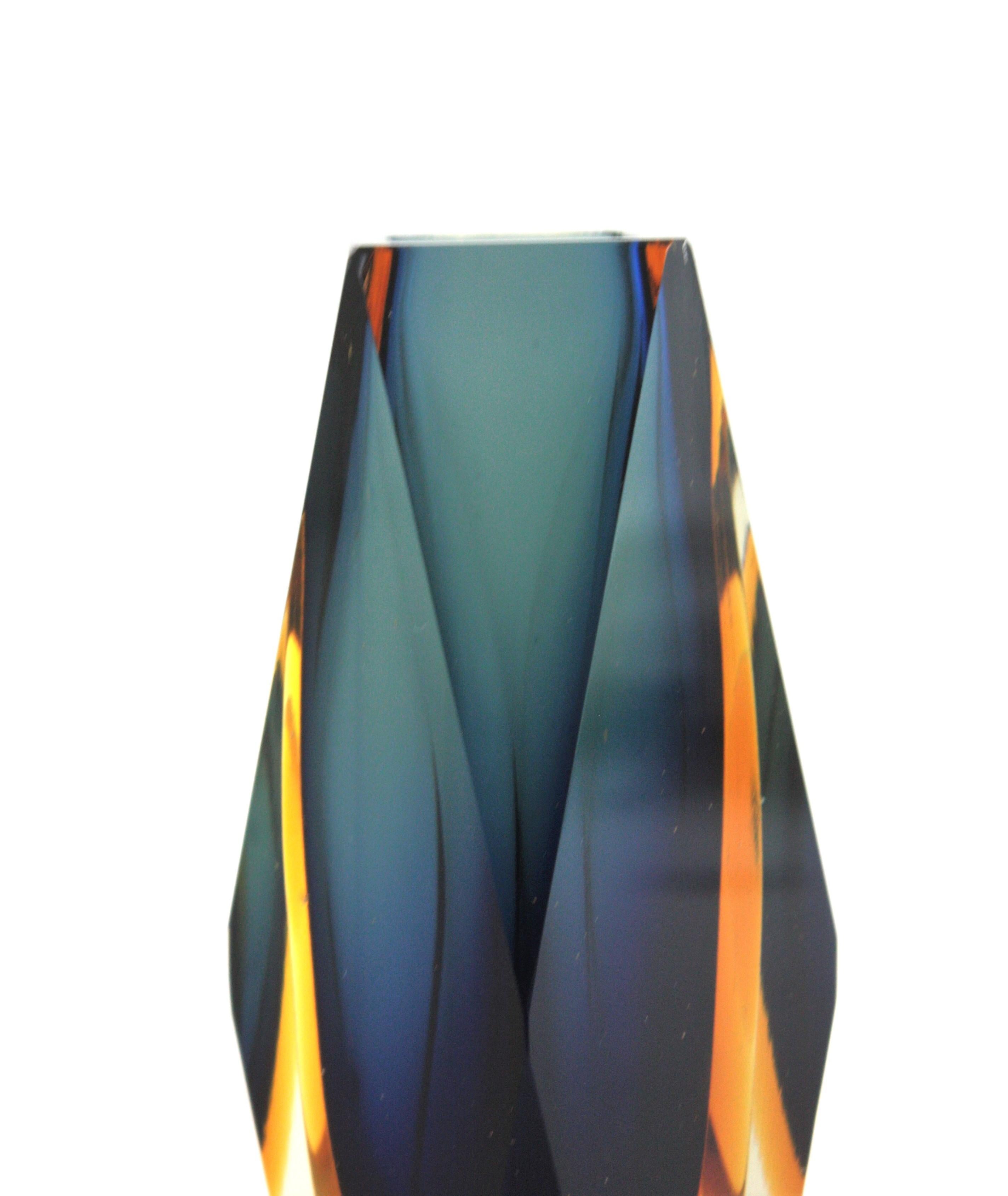 Gran jarrón de cristal Sommerso facetado azul y ámbar de Mandruzzato Murano Vidrio artístico en venta