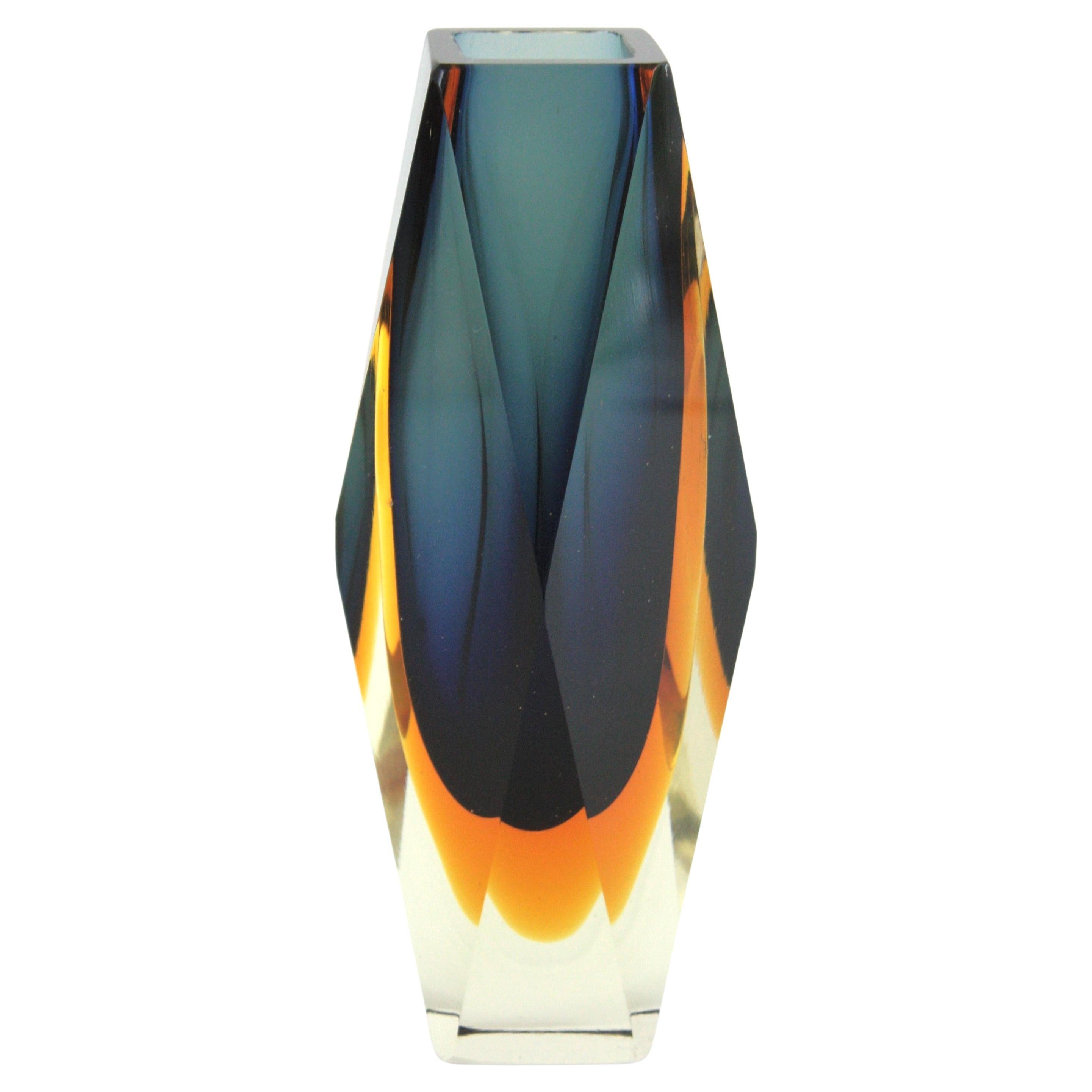 Gran jarrón de cristal Sommerso facetado azul y ámbar de Mandruzzato Murano