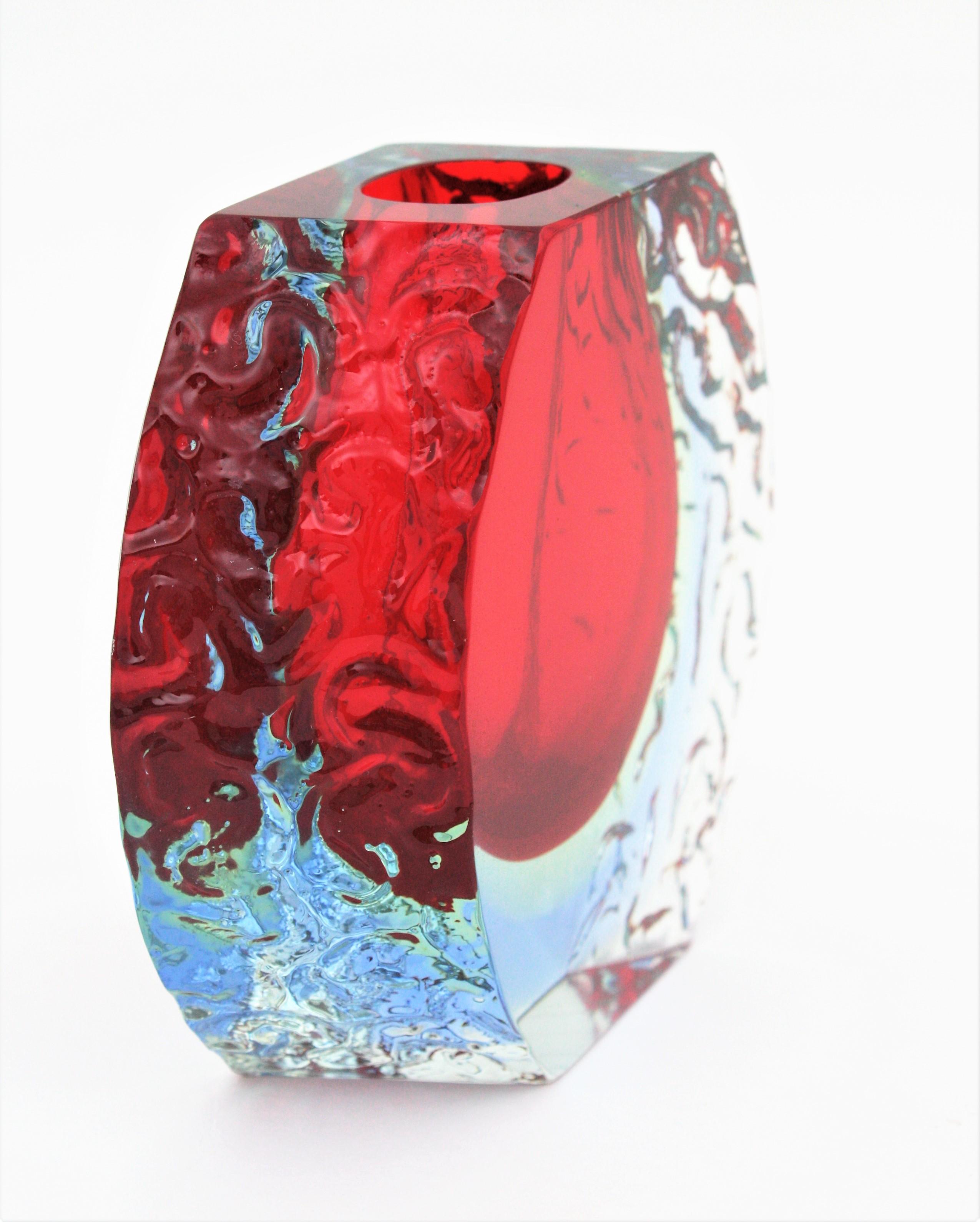 Large Mandruzzato Murano Faceted Textured Red, Blue, Yellow Sommerso Glass Vase In Excellent Condition In Barcelona, ES