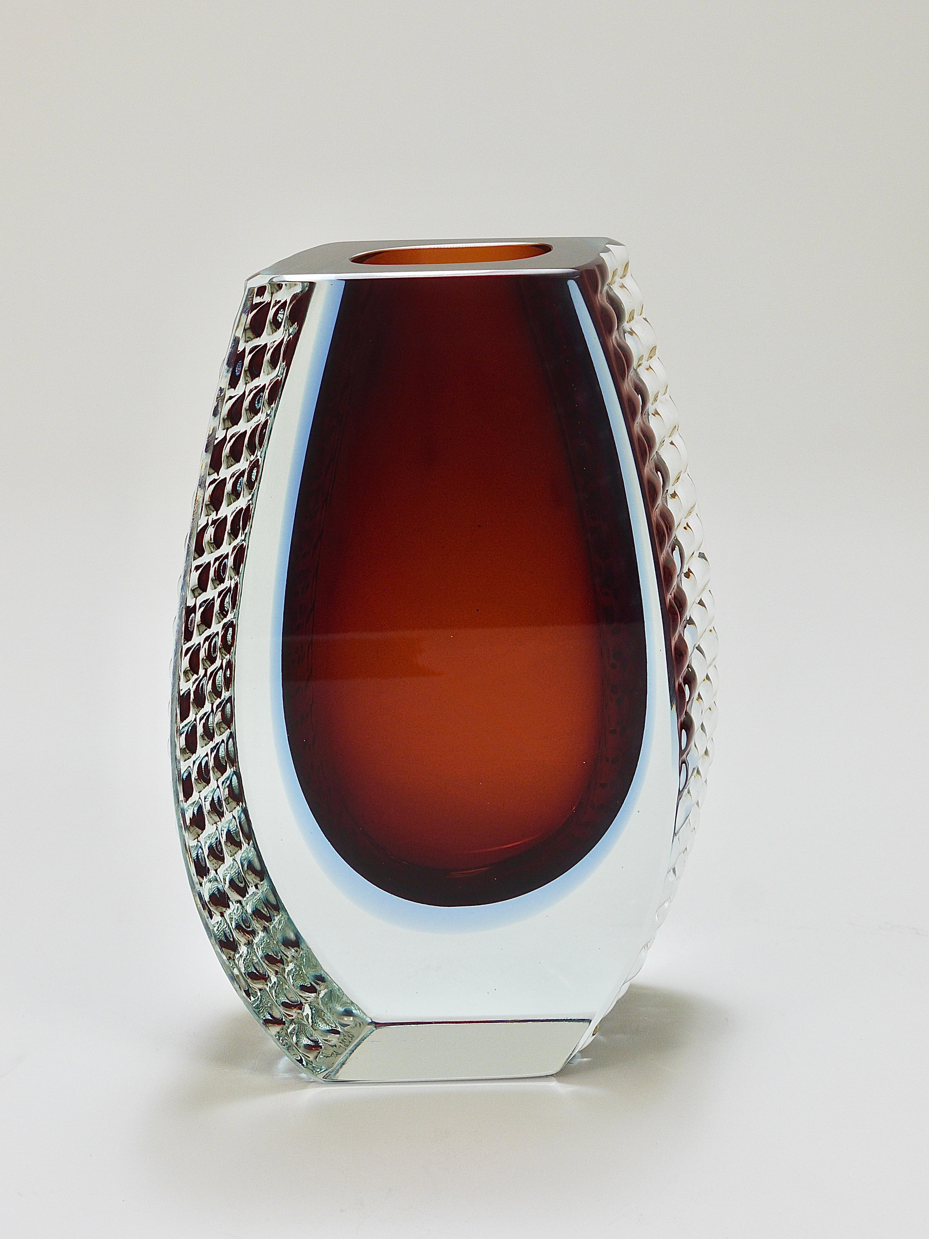 Große Mandruzzato Sommerso Murano Vase aus strukturiertem facettiertem Kunstglas, Italien, 1970er Jahre im Angebot 3