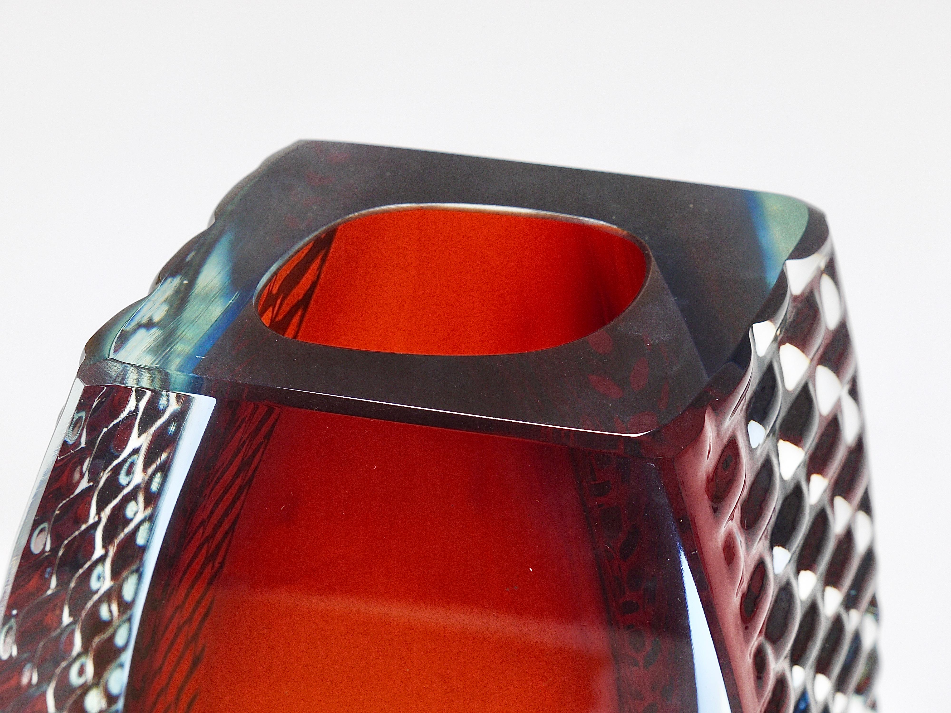 Große Mandruzzato Sommerso Murano Vase aus strukturiertem facettiertem Kunstglas, Italien, 1970er Jahre im Angebot 11