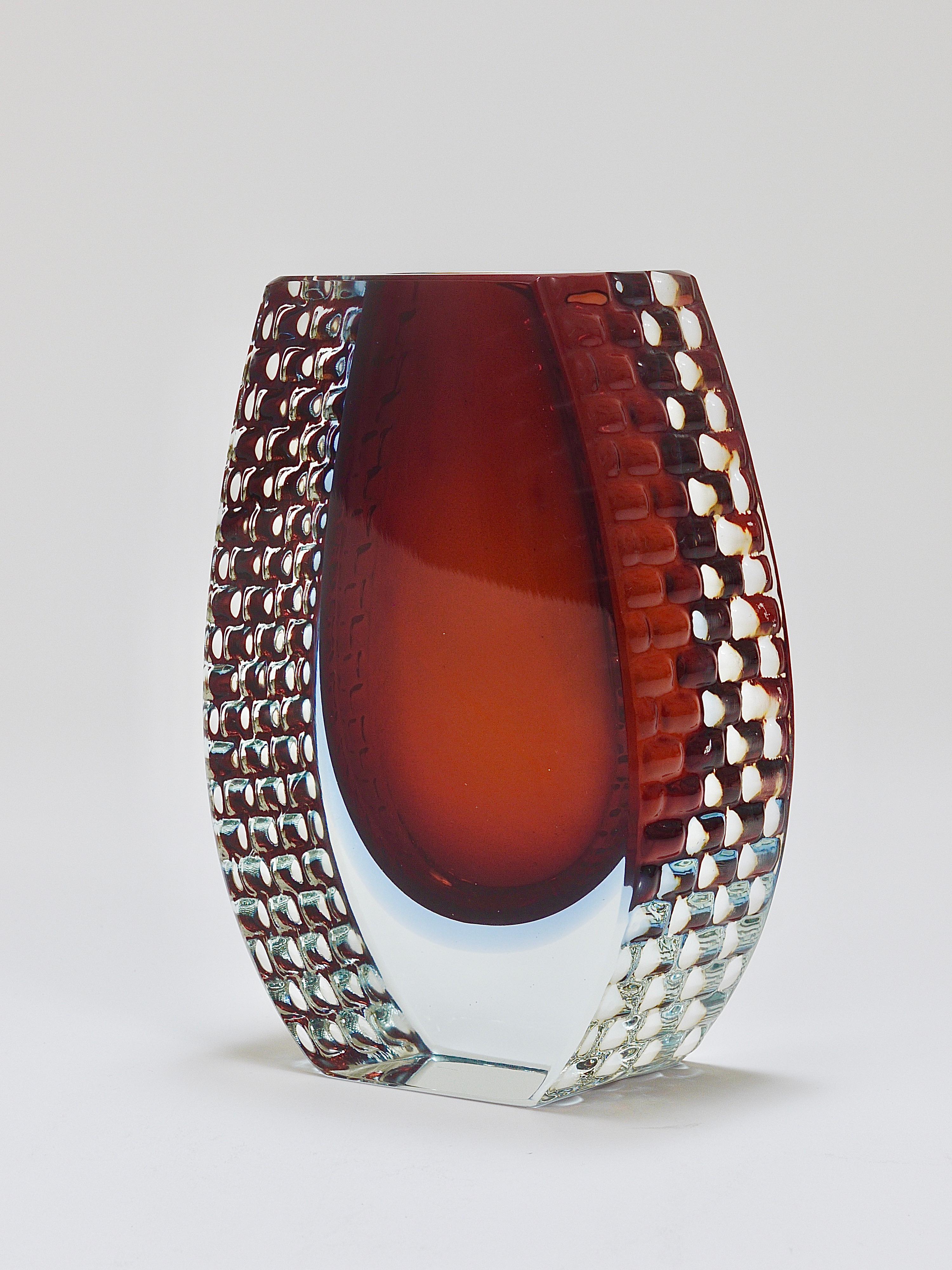 Große Mandruzzato Sommerso Murano Vase aus strukturiertem facettiertem Kunstglas, Italien, 1970er Jahre (Facettiert) im Angebot