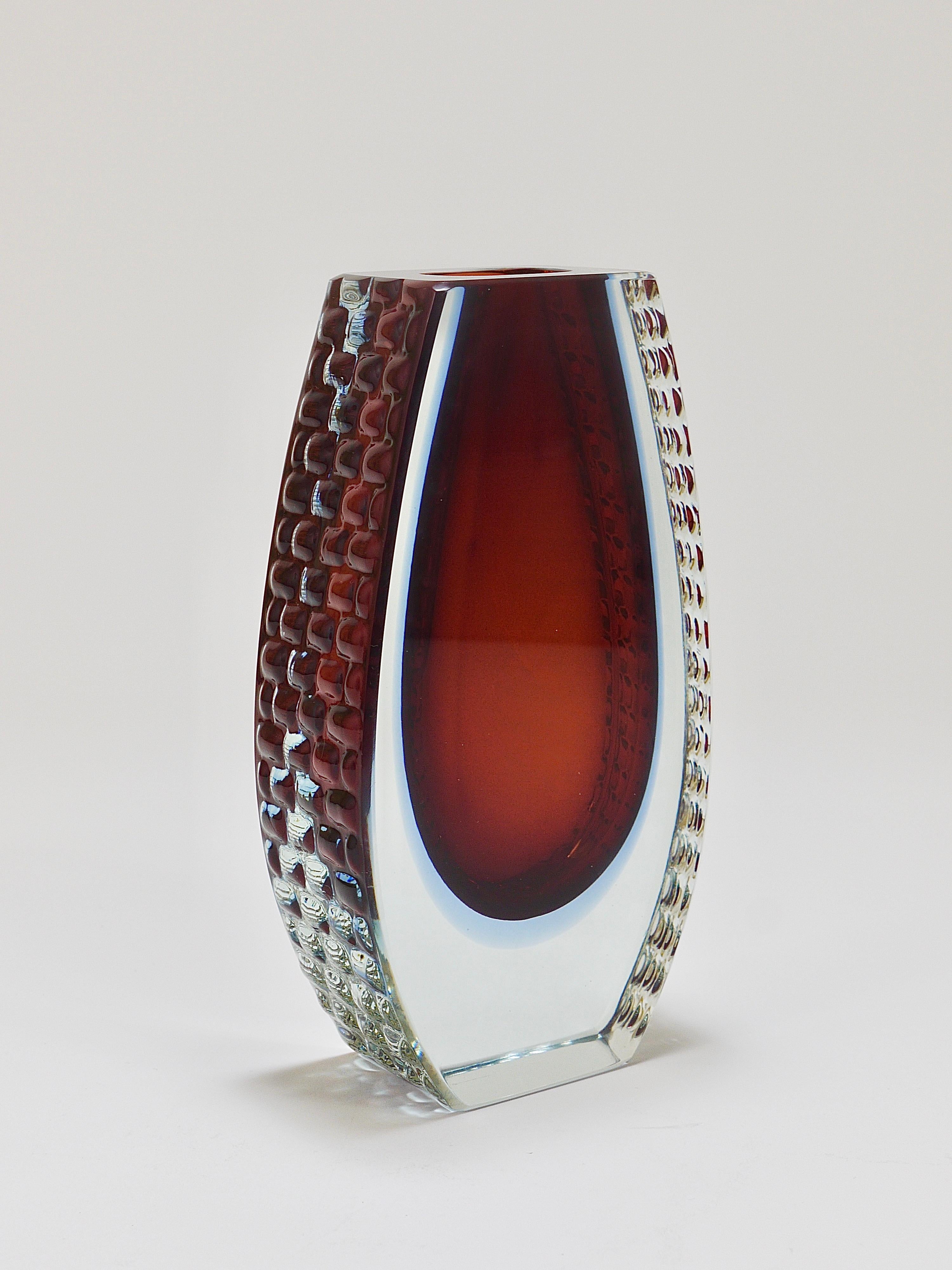 Große Mandruzzato Sommerso Murano Vase aus strukturiertem facettiertem Kunstglas, Italien, 1970er Jahre (Glas) im Angebot
