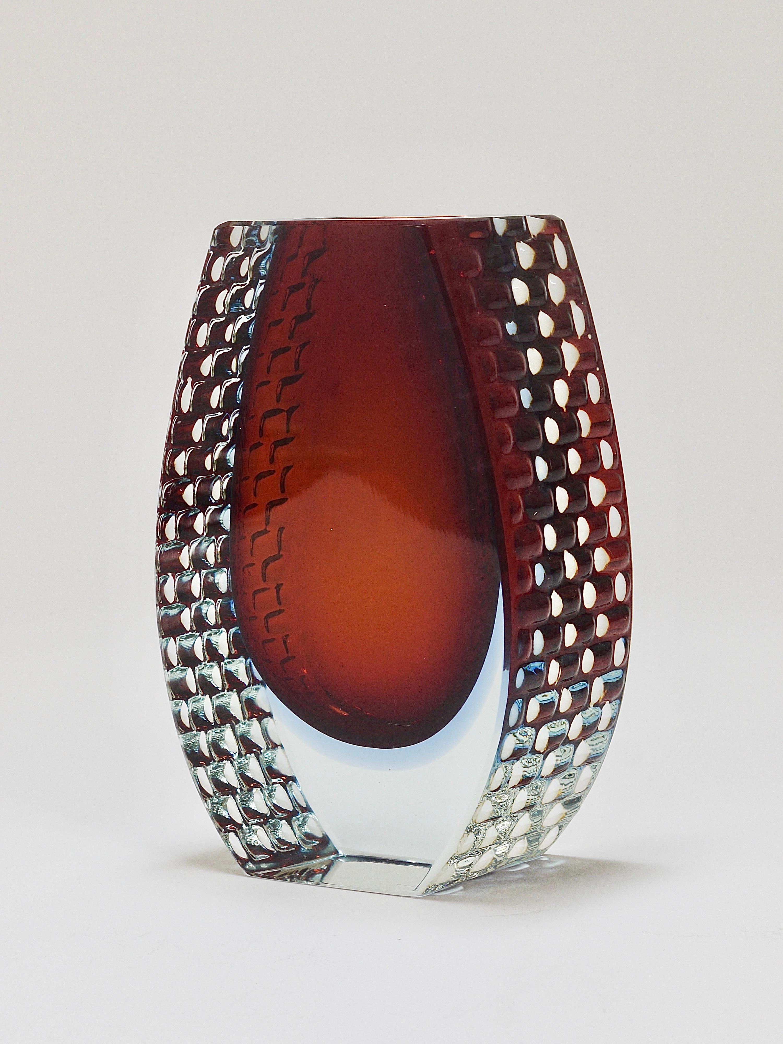 Große Mandruzzato Sommerso Murano Vase aus strukturiertem facettiertem Kunstglas, Italien, 1970er Jahre im Angebot 1