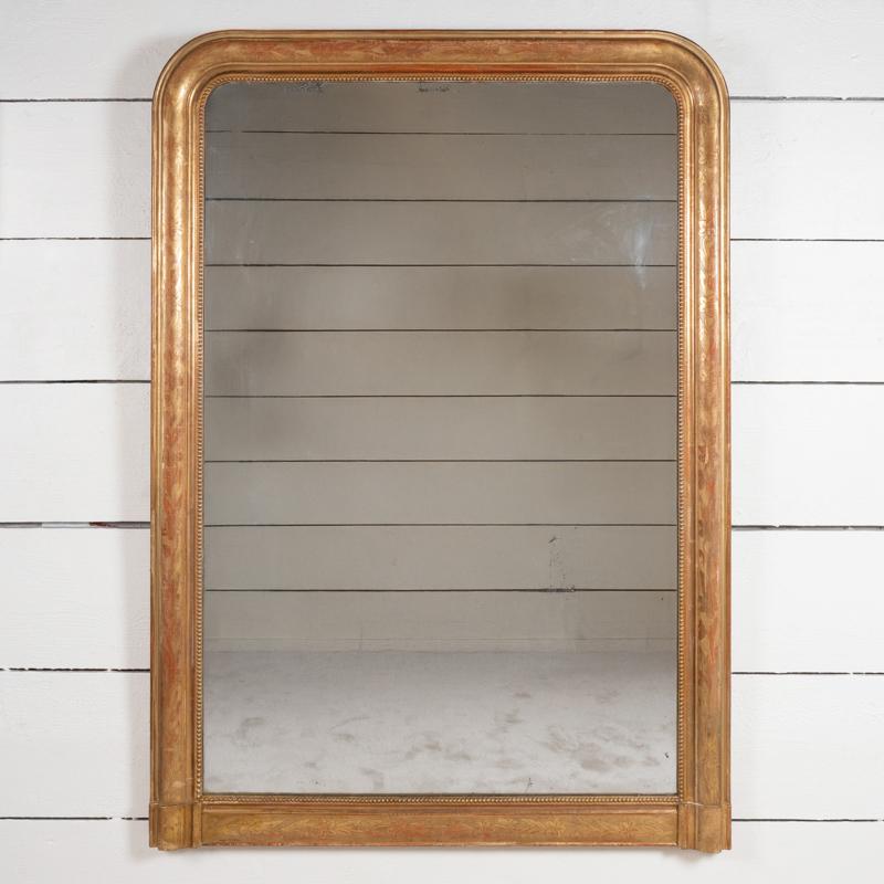 Grande specchio da camino in legno dorato inciso con motivi floreali, patina originale molto fine. Vetro di mercurio, parquet in legno.

Periodo Louis Philippe - Francia, XIX secolo.

Altezza 169 cm - 66,54 po
Larghezza 120 cm - 47,24 po