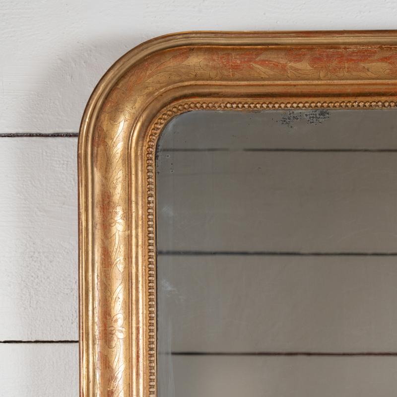 Luigi Filippo Grande specchio da camino francese del XIX secolo in legno dorato inciso con motivi floreali