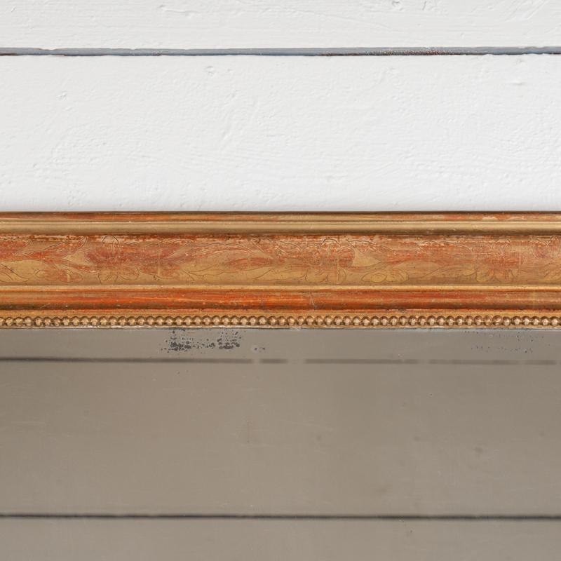 Francese Grande specchio da camino francese del XIX secolo in legno dorato inciso con motivi floreali