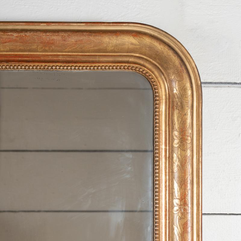 Dorato Grande specchio da camino francese del XIX secolo in legno dorato inciso con motivi floreali