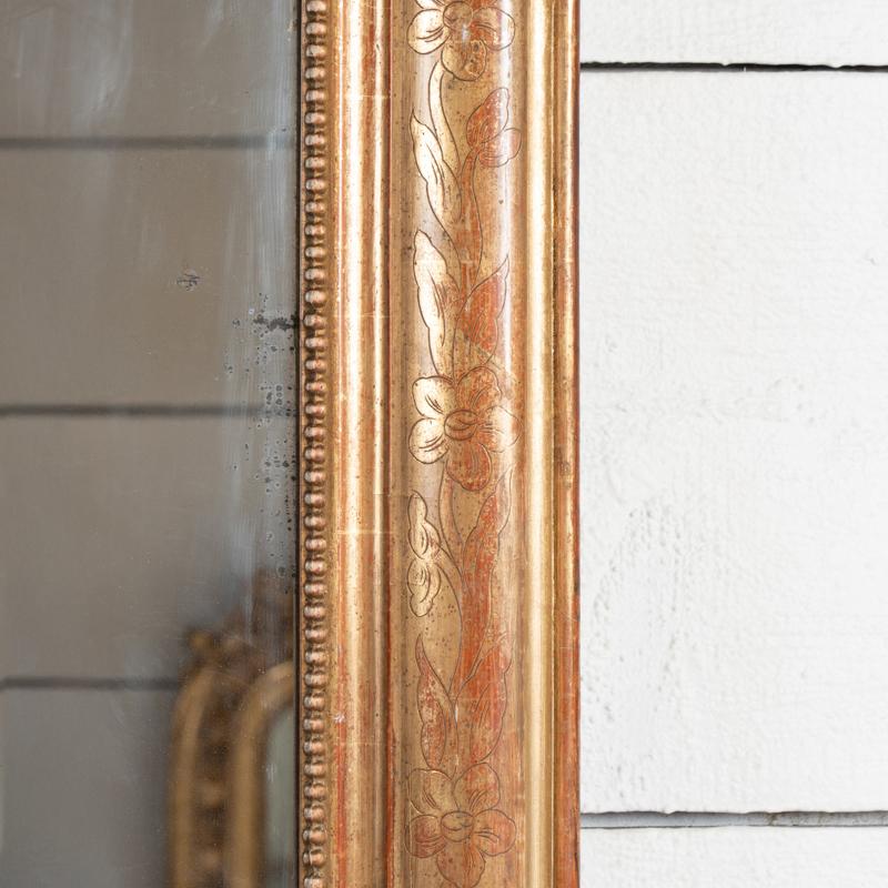 Grande specchio da camino francese del XIX secolo in legno dorato inciso con motivi floreali In condizioni buone a SAINT-OUEN-SUR-SEINE, FR