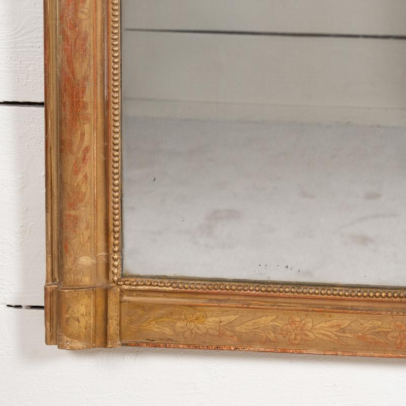 Fine XIX secolo Grande specchio da camino francese del XIX secolo in legno dorato inciso con motivi floreali