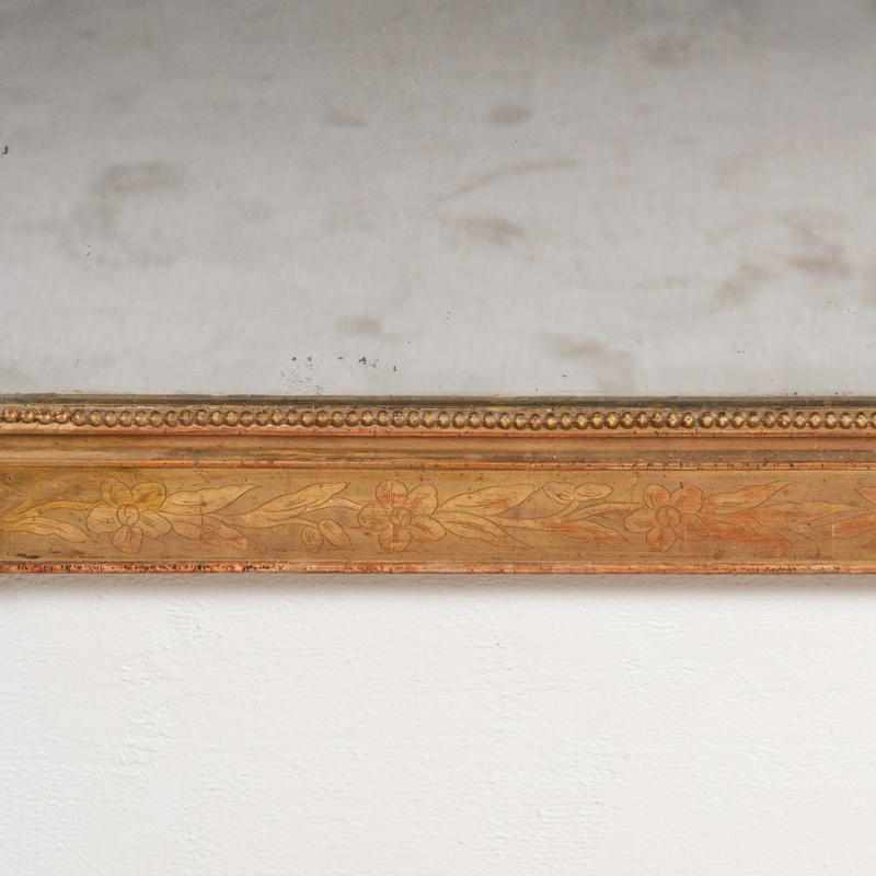 Specchio Grande specchio da camino francese del XIX secolo in legno dorato inciso con motivi floreali