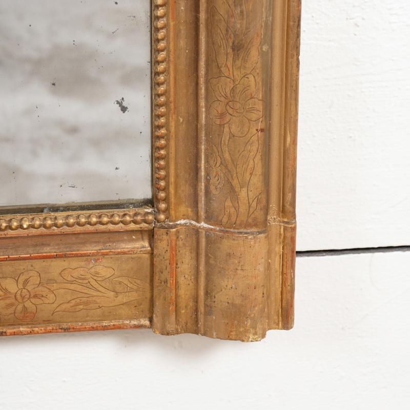 Grande specchio da camino francese del XIX secolo in legno dorato inciso con motivi floreali 1