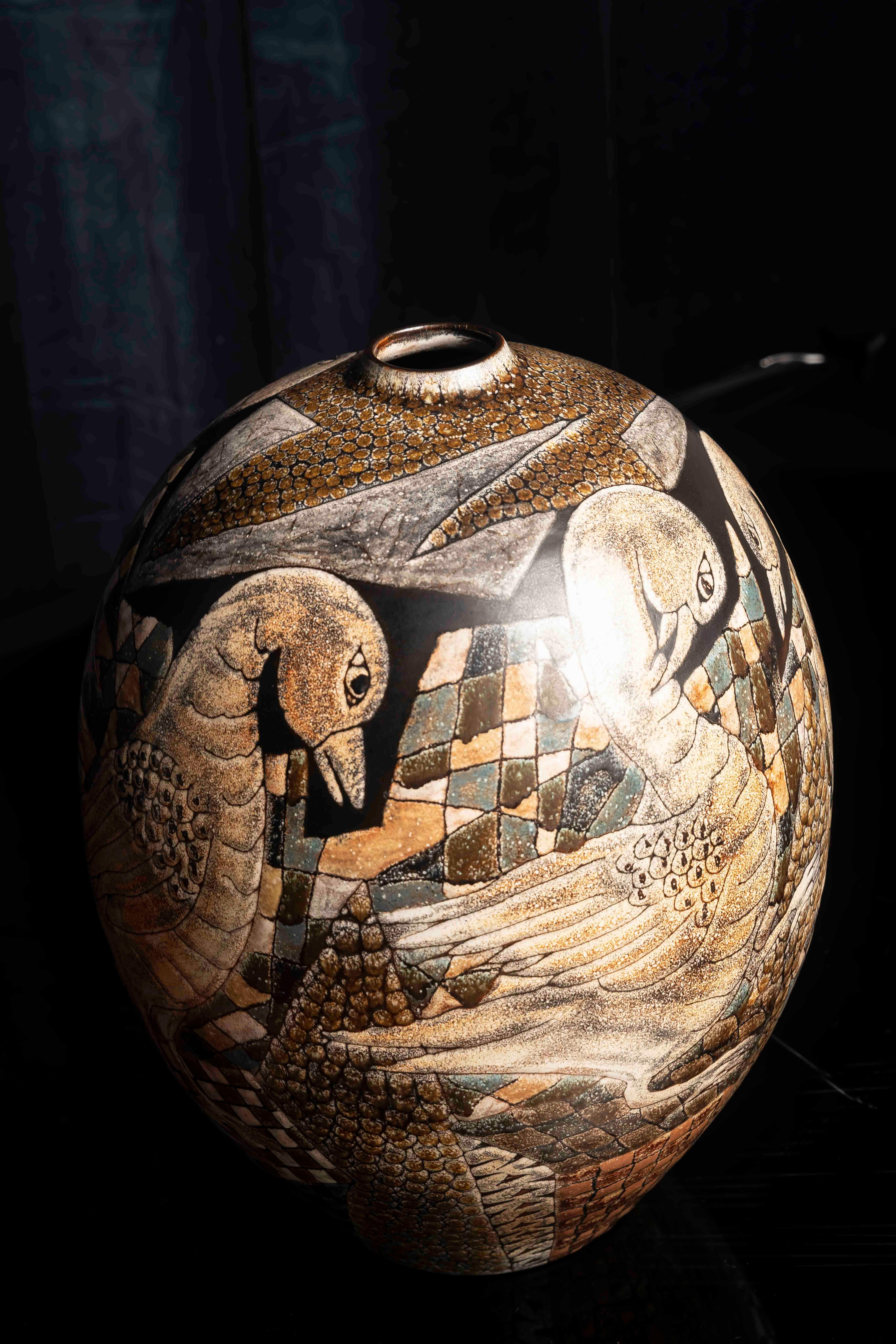 Manuel Millet  Catalogne, 1988
Vase en céramique artisanale avec cygnes stylisés

Ce vase exceptionnel en céramique a été fabriqué et signé à la main par l'artiste espagnol Manuel Millet en 1988, en Catalogne. L'œuvre reflète la maîtrise raffinée de