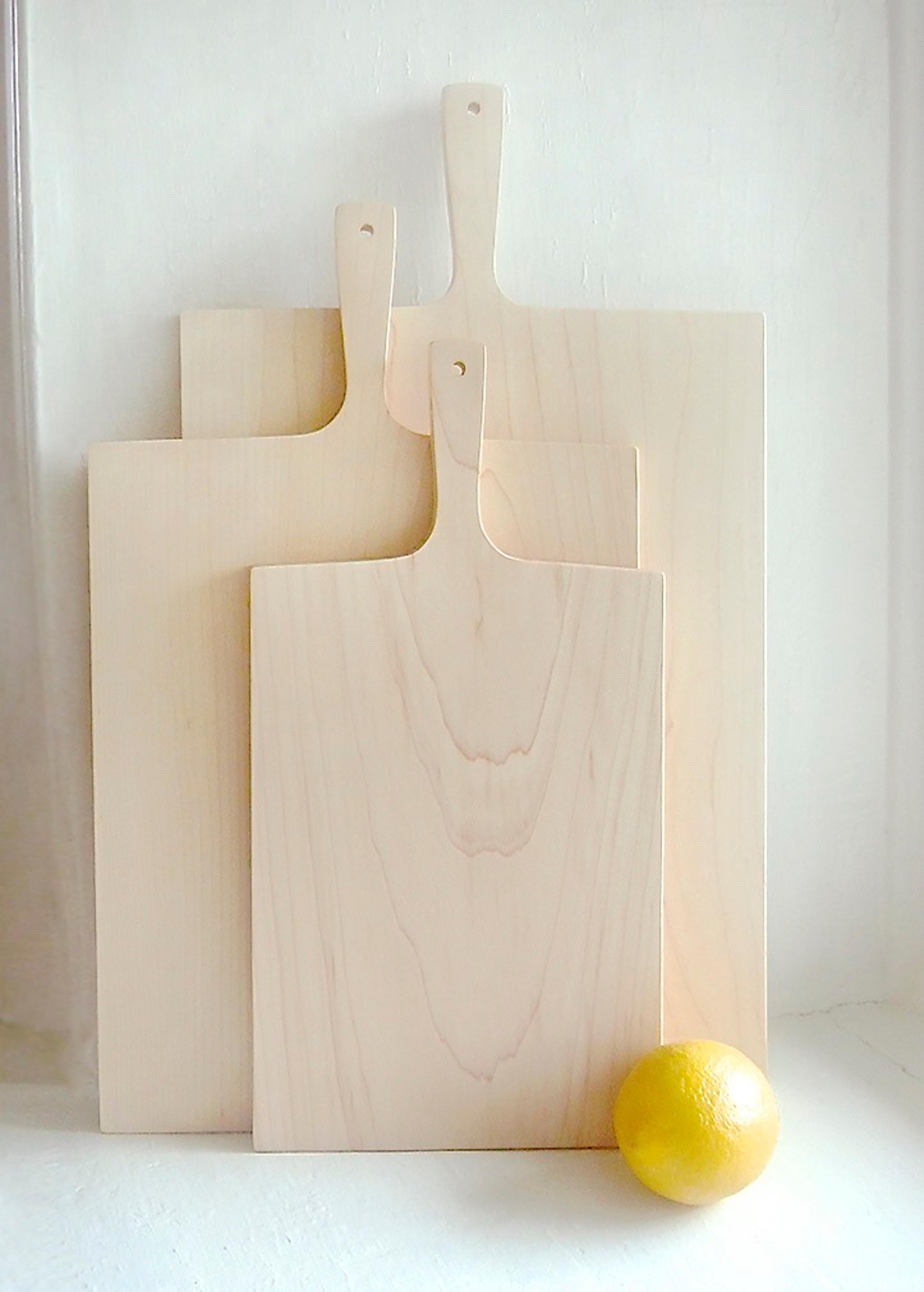 Diseñada por Deborah Ehrlich y fabricada en Rhode Island por el mismo maestro artesano que fabrica sus sillas, la sencillez y elegancia de esta tabla de cortar de arce se dirige al coleccionista de cristalería y muebles de Deborah Ehrlich. 

Es