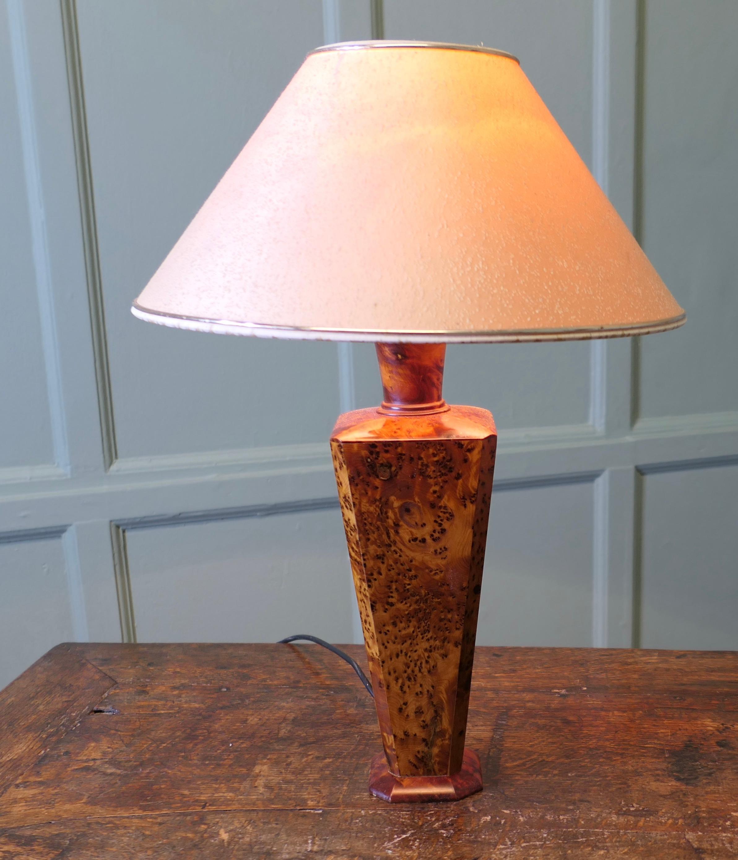 Grande lampe de table en érable

Il s'agit d'une pièce magnifique, dotée d'une grande base effilée en bois qui a été façonnée de manière experte pour mettre en évidence le magnifique grain de l'érable piqué. 
Il est livré avec un abat-jour coolie