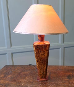 Lampada da tavolo grande in acero  Questo è un pezzo bellissimo