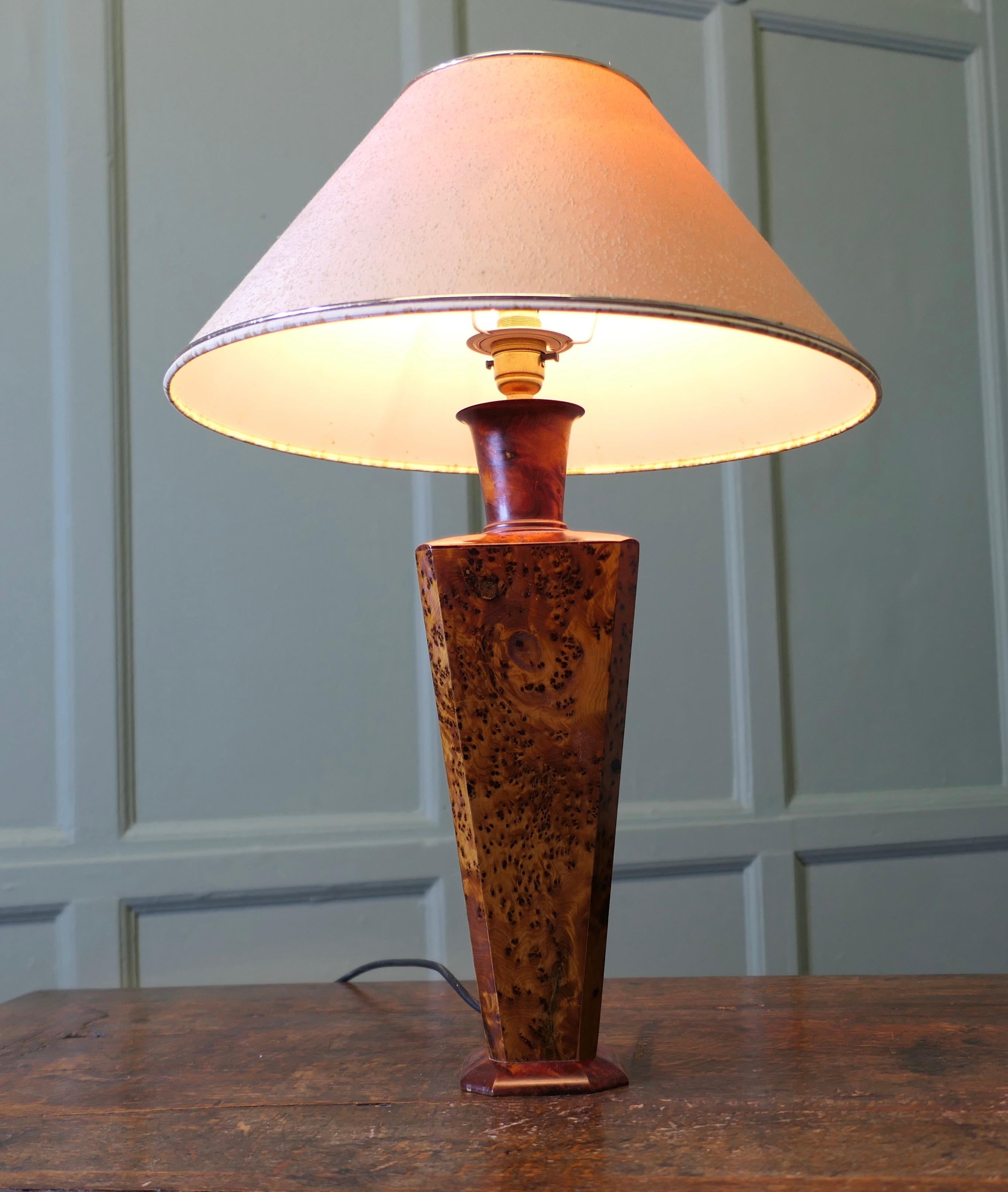 Mid-Century Modern Grande lampe de table en érable  C'est une belle pièce en vente