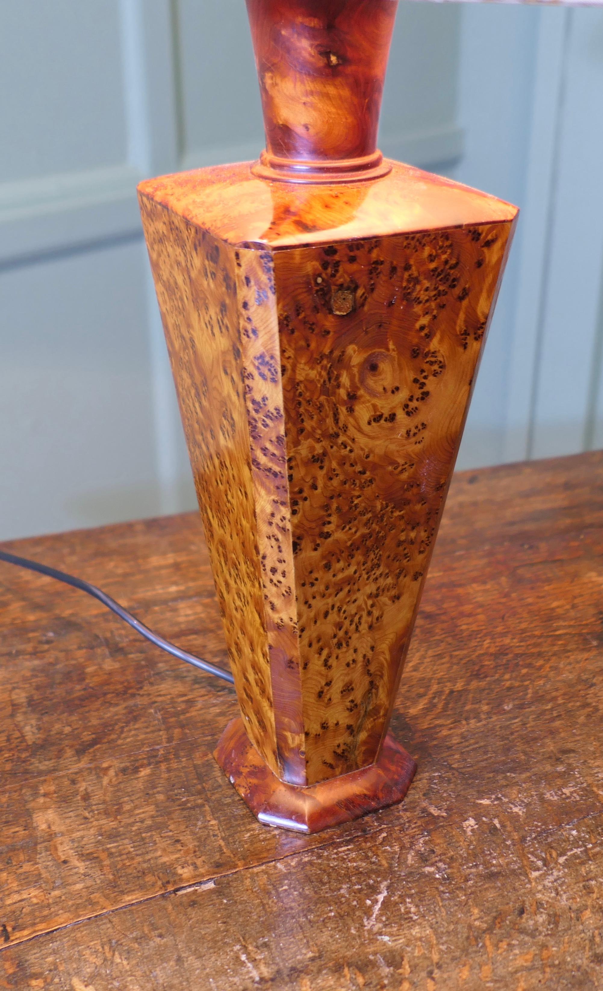 Grande lampe de table en érable  C'est une belle pièce Bon état - En vente à Godshill, Isle of Wight