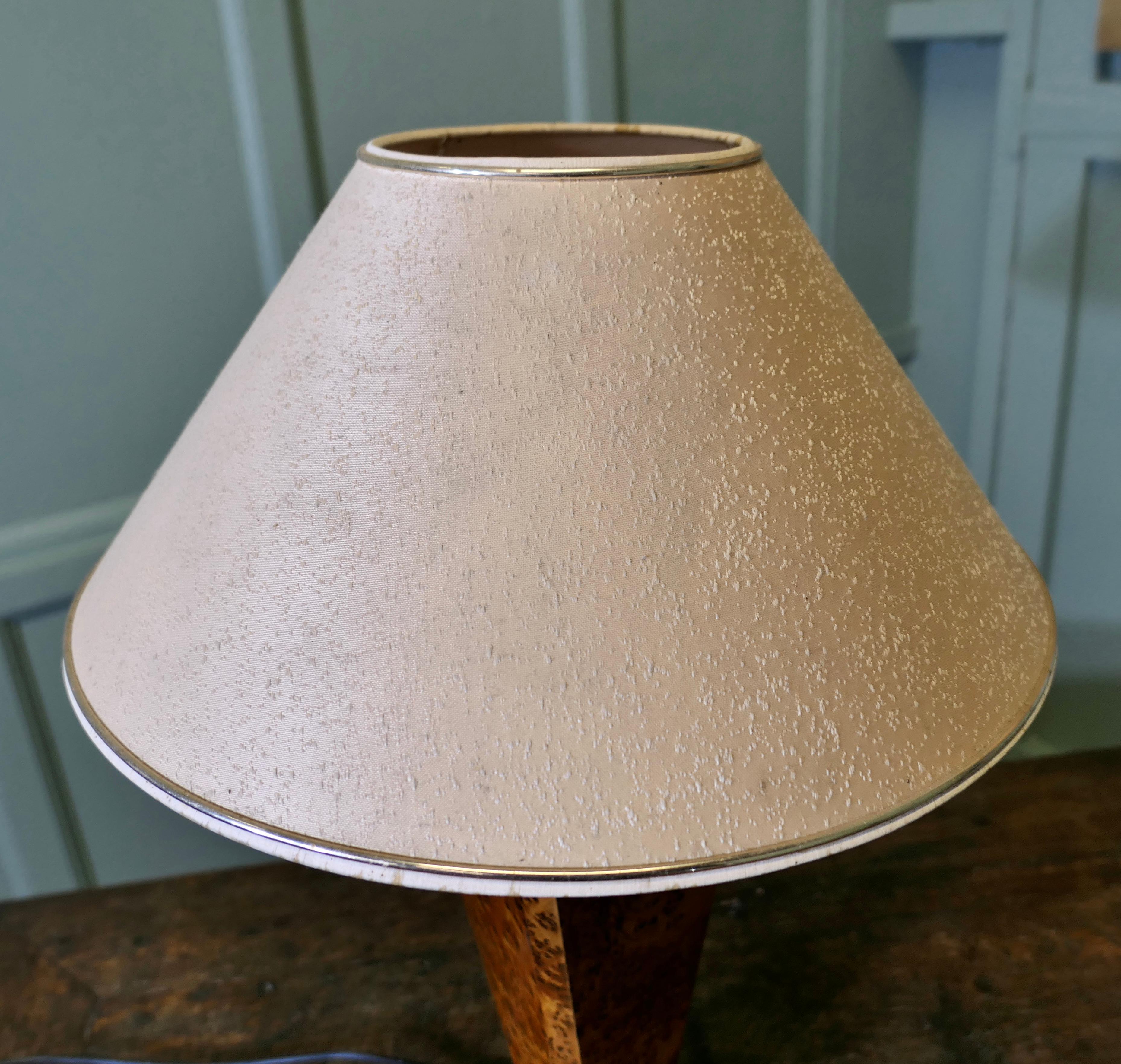 Milieu du XXe siècle Grande lampe de table en érable  C'est une belle pièce en vente