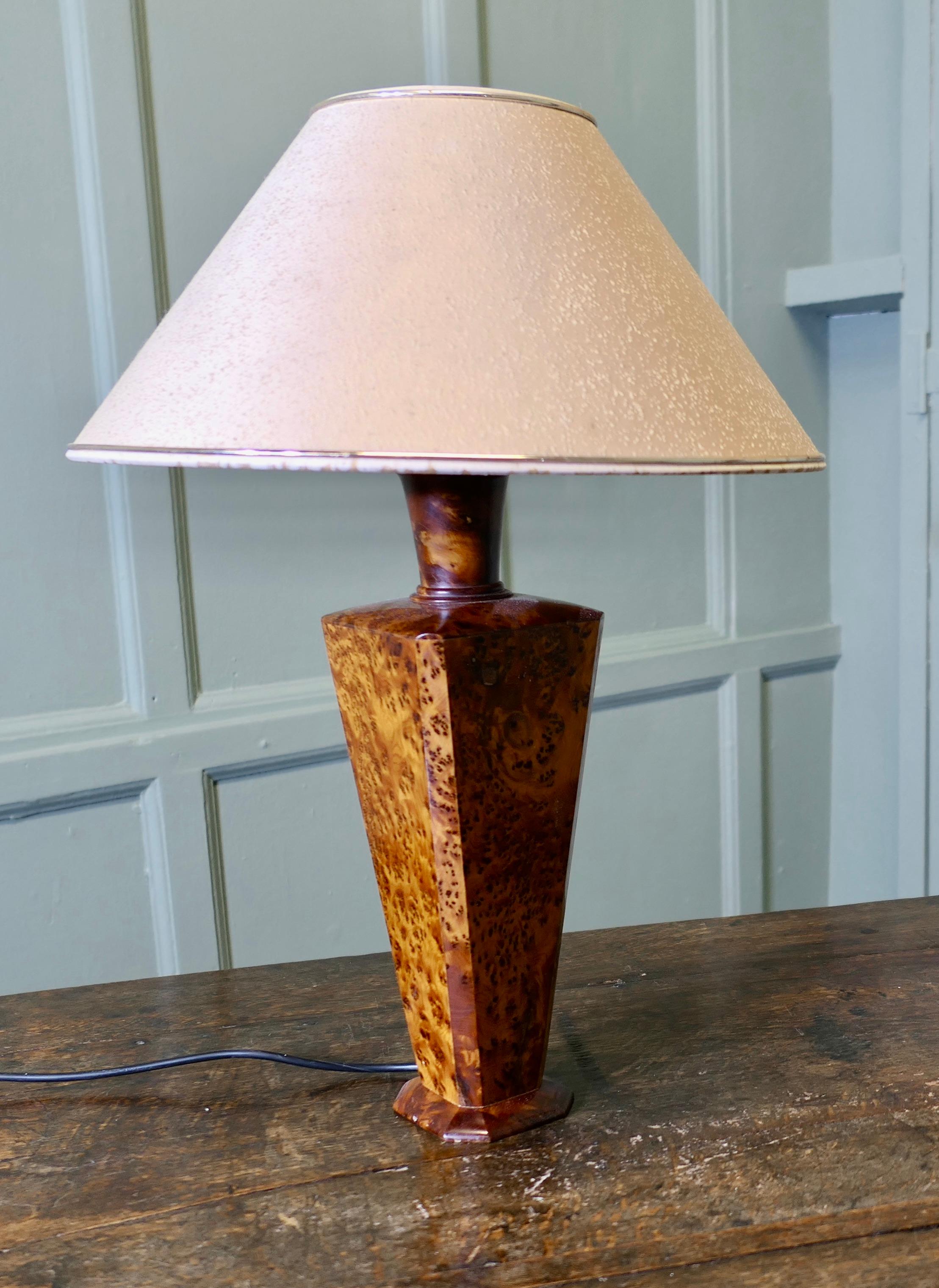 Érable piqué Grande lampe de table en érable  C'est une belle pièce en vente