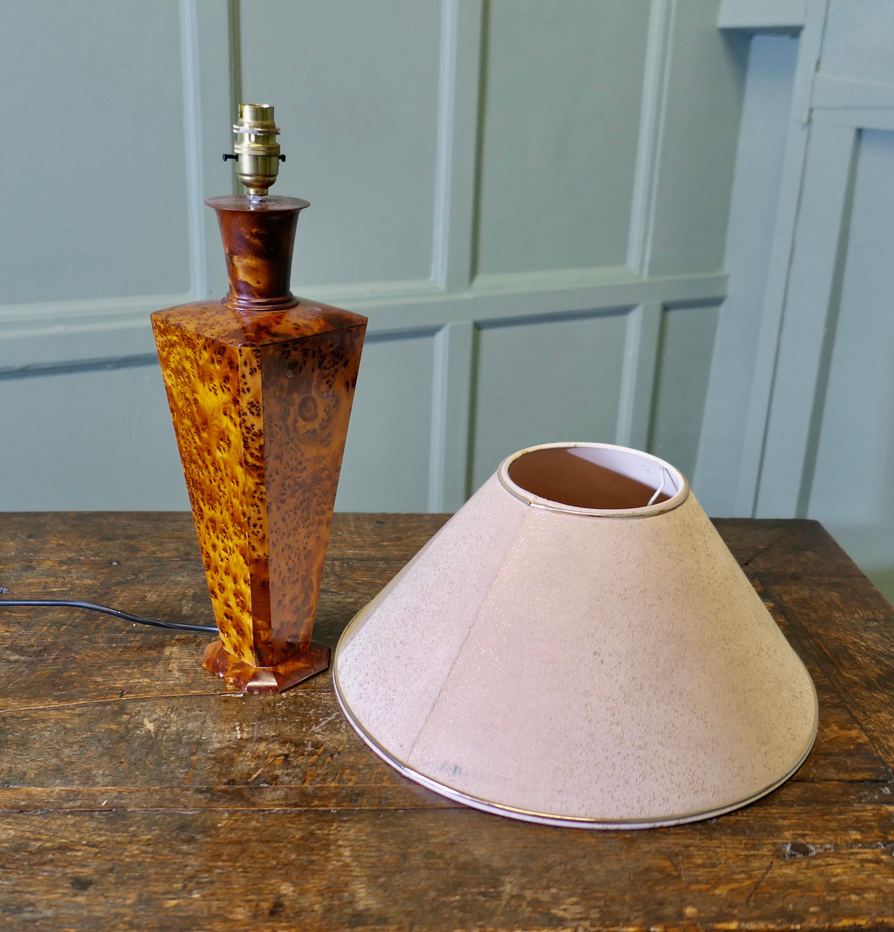 Grande lampe de table en érable  C'est une belle pièce en vente 1