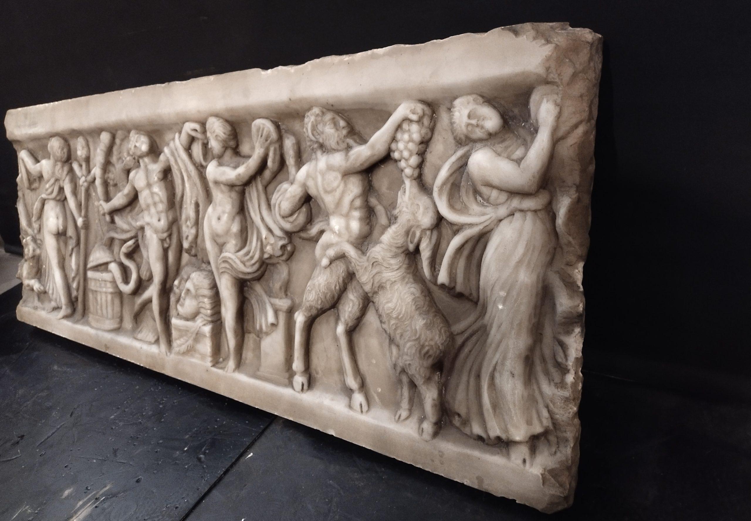 italien Grand haut-relief de Bacchanale en marbre, 113 cm, début du 20e siècle en vente