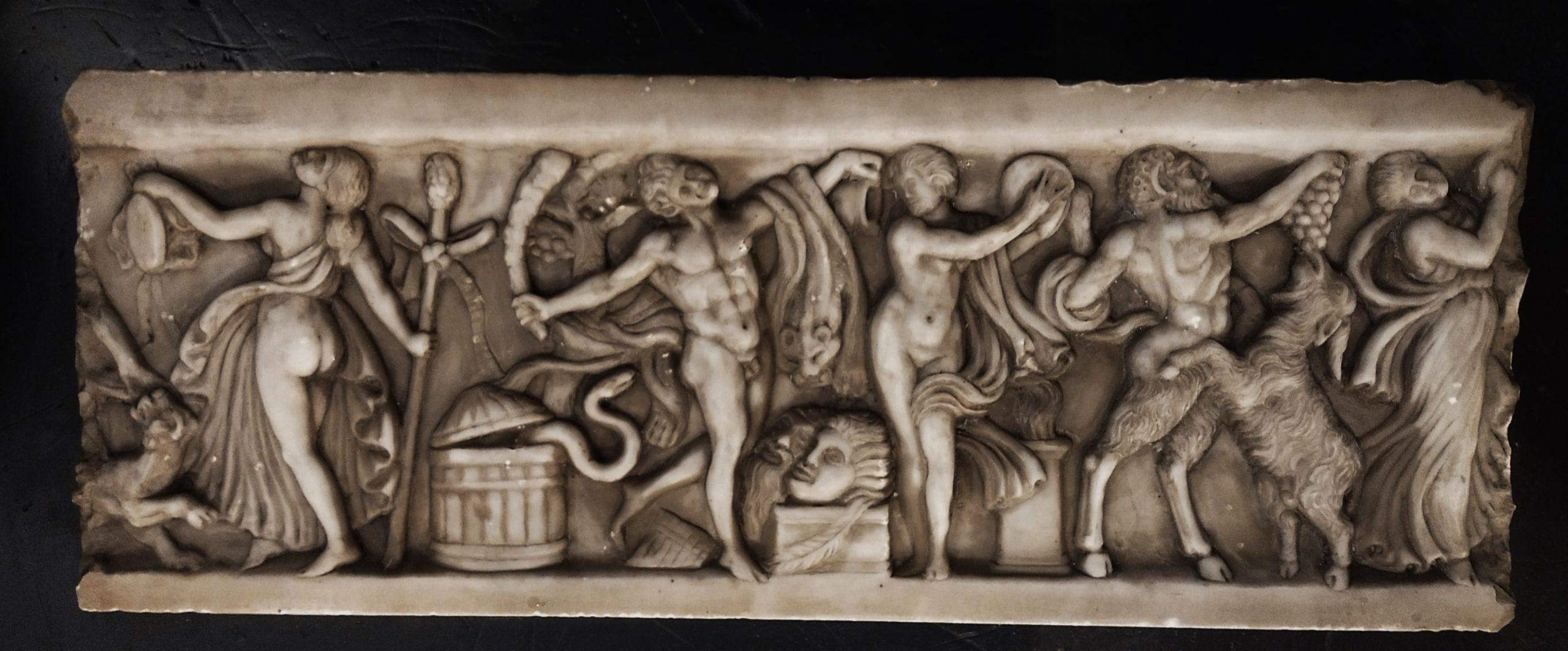 Grand haut-relief de Bacchanale en marbre, 113 cm, début du 20e siècle Excellent état - En vente à Rome, IT