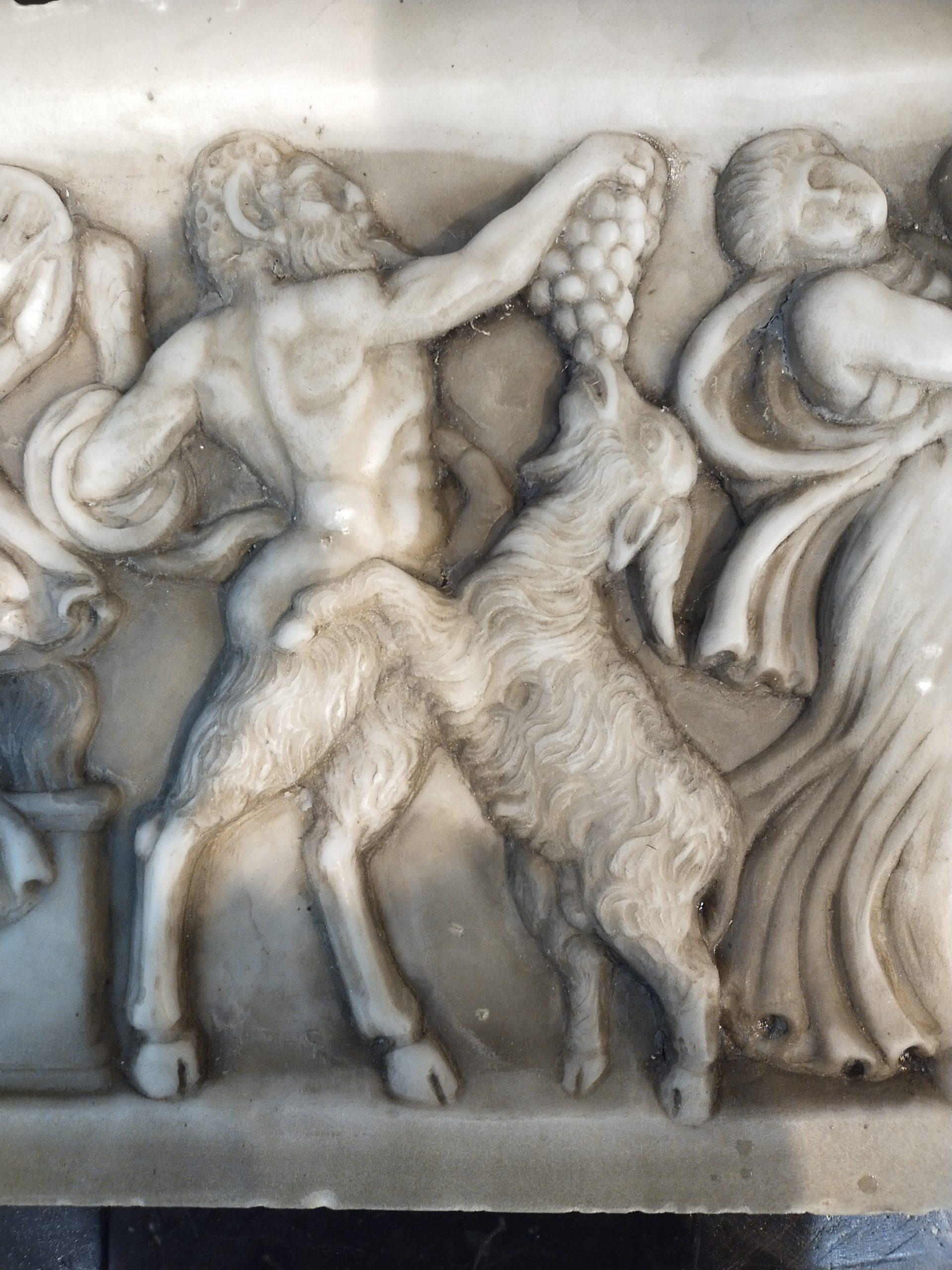 20ième siècle Grand haut-relief de Bacchanale en marbre, 113 cm, début du 20e siècle en vente