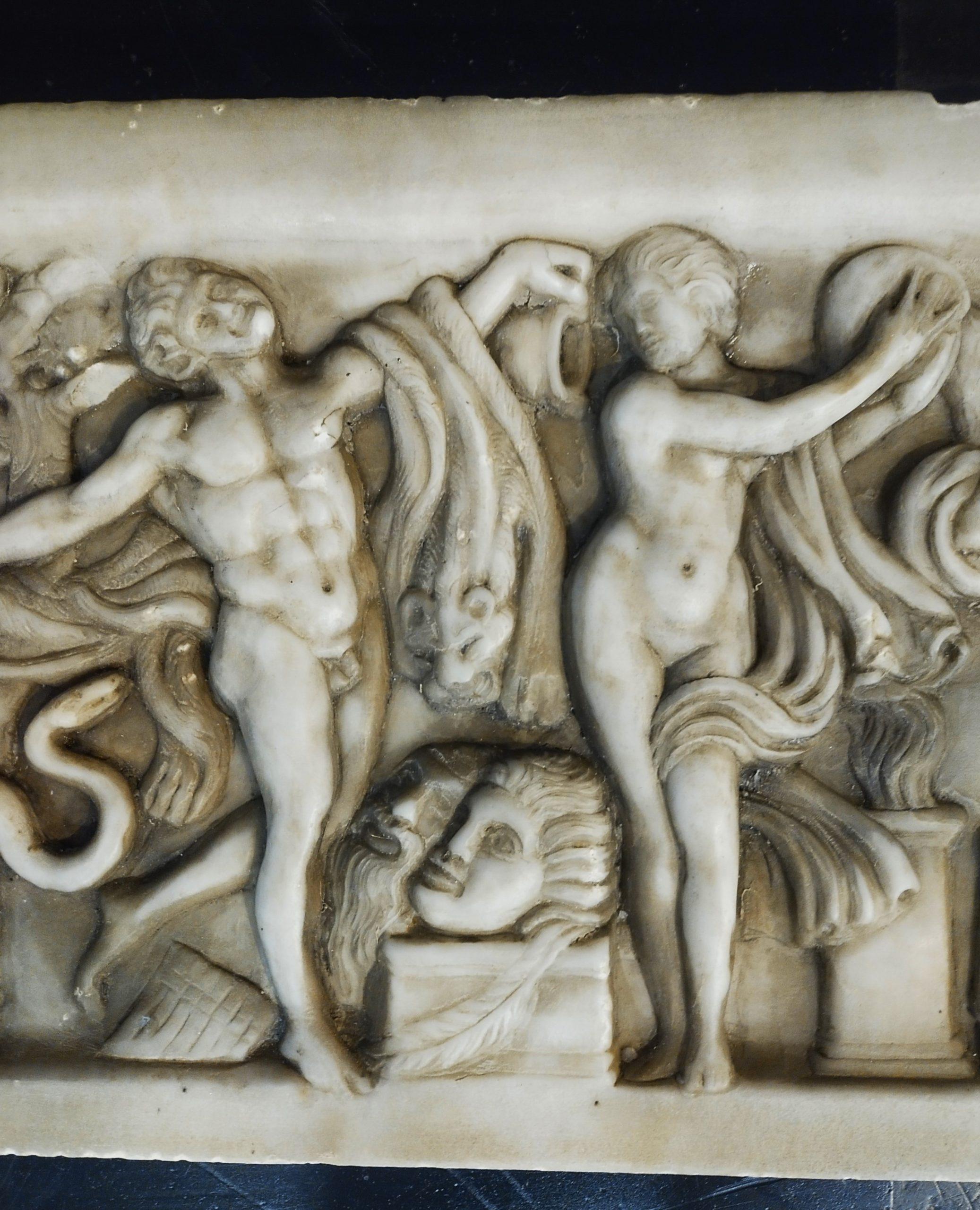 Marbre Grand haut-relief de Bacchanale en marbre, 113 cm, début du 20e siècle en vente