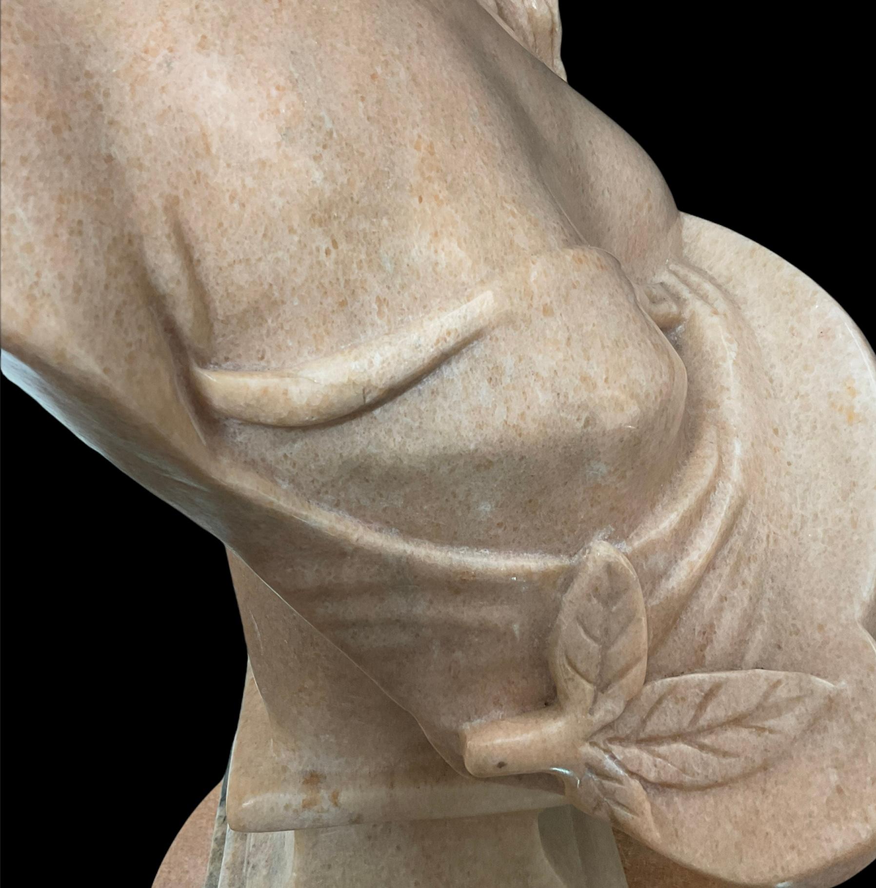 Grand buste en marbre d'une déesse musicale moderne en vente 3