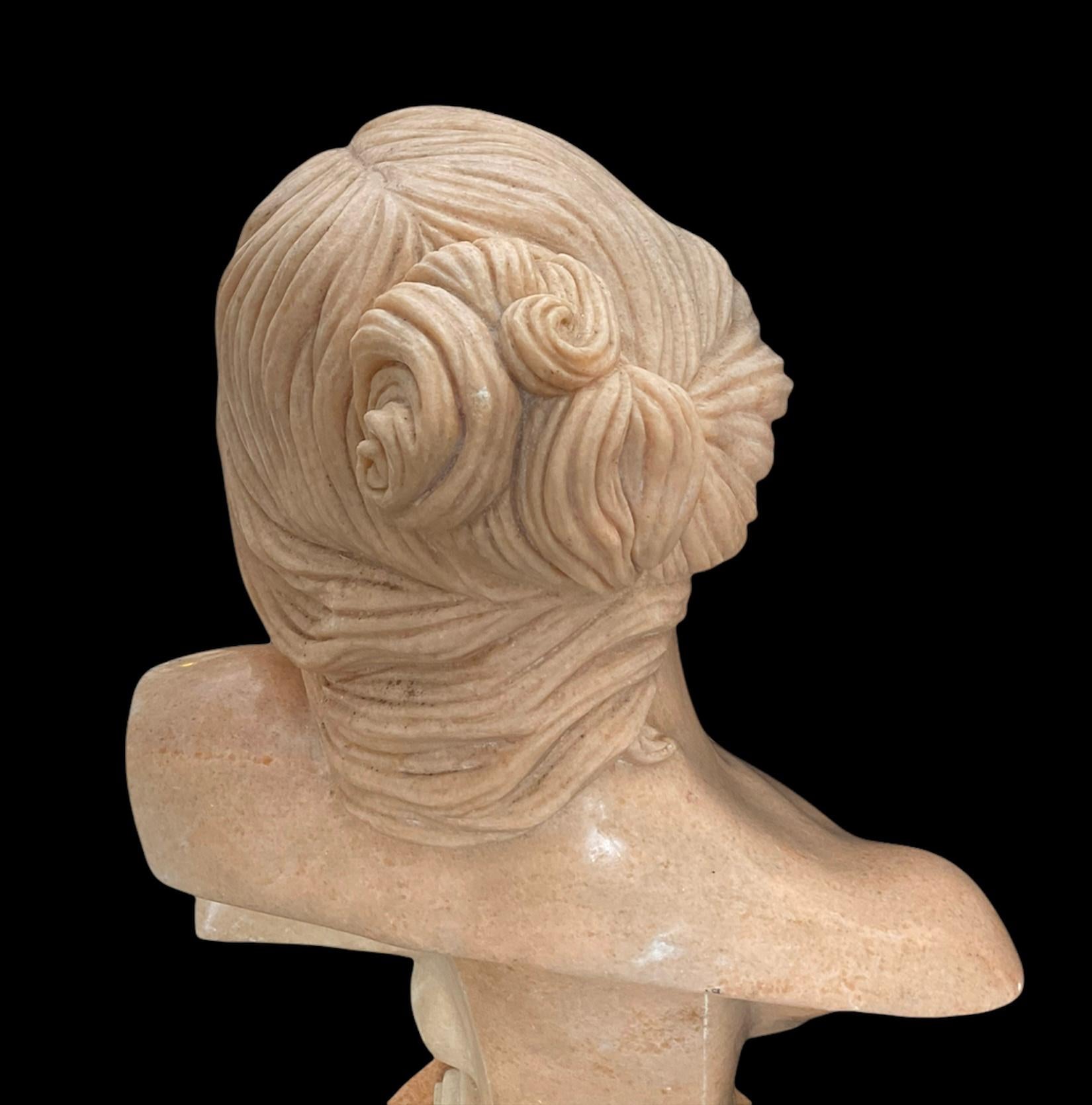 Néoclassique Grand buste en marbre d'une déesse musicale moderne en vente