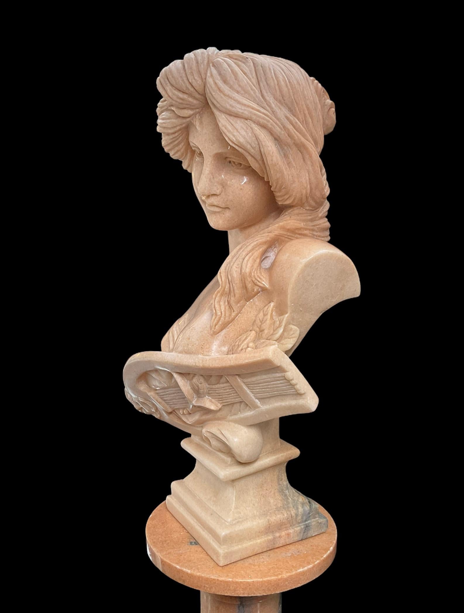 Inconnu Grand buste en marbre d'une déesse musicale moderne en vente