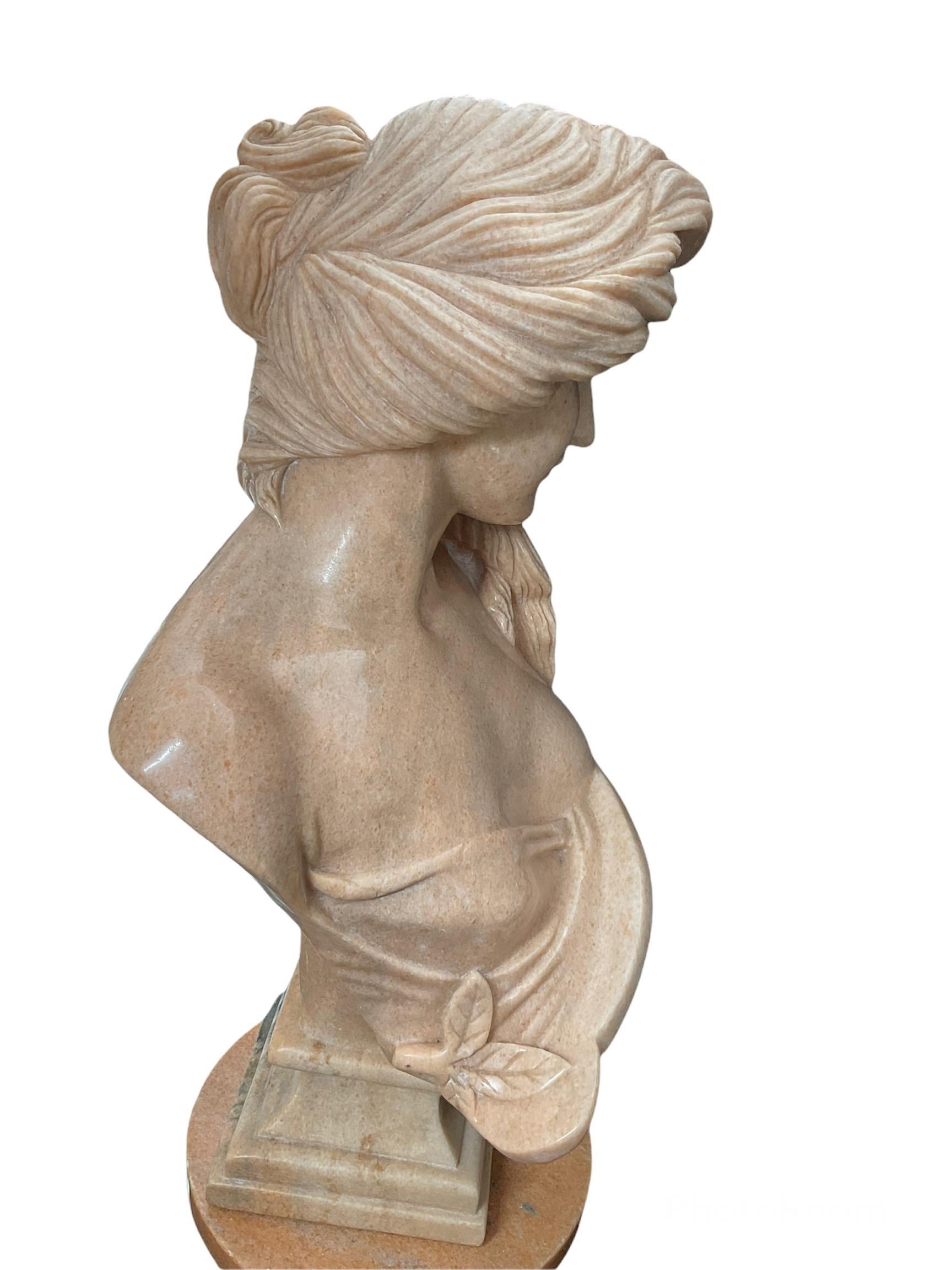 Fait main Grand buste en marbre d'une déesse musicale moderne en vente