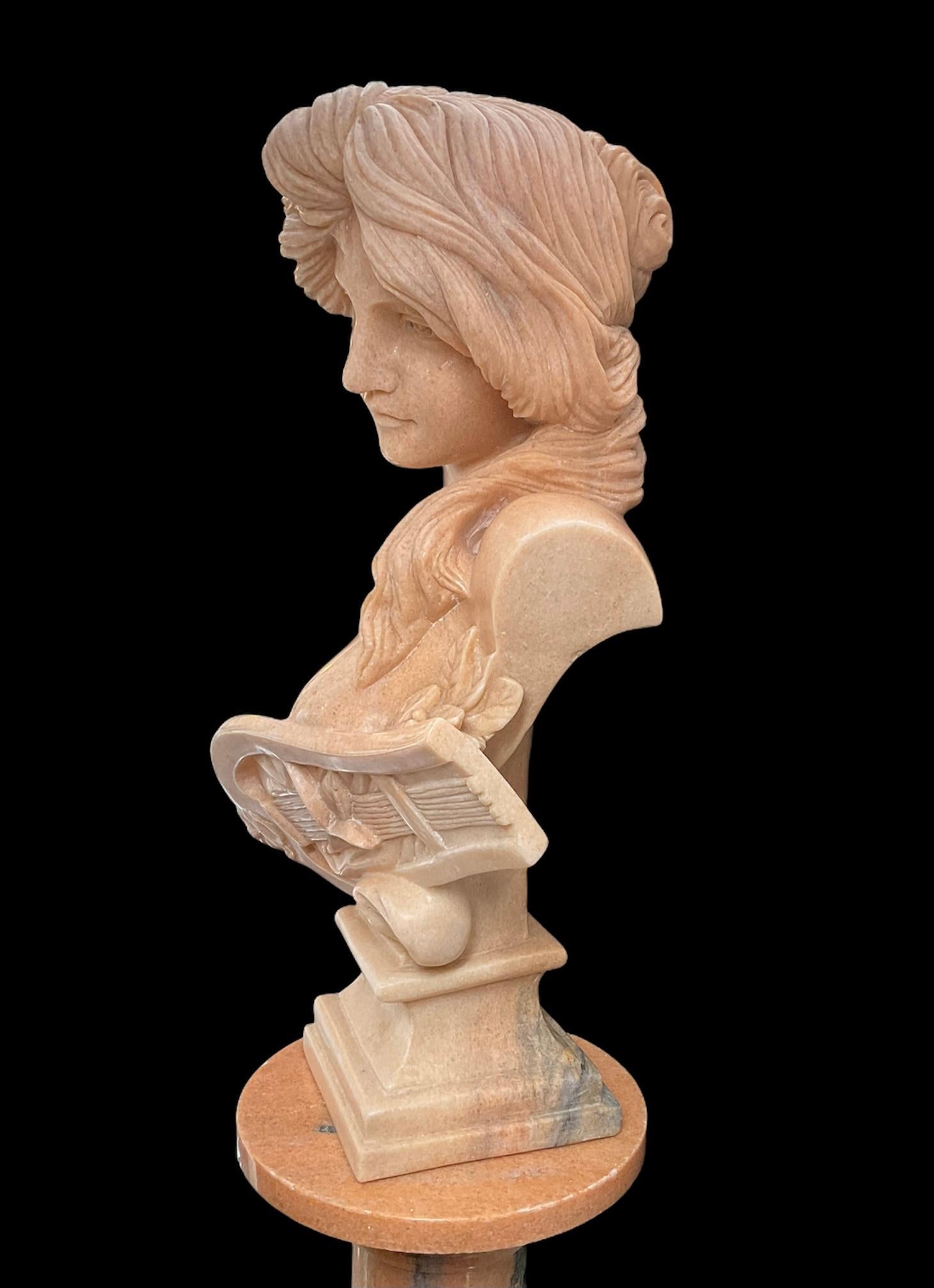 20ième siècle Grand buste en marbre d'une déesse musicale moderne en vente