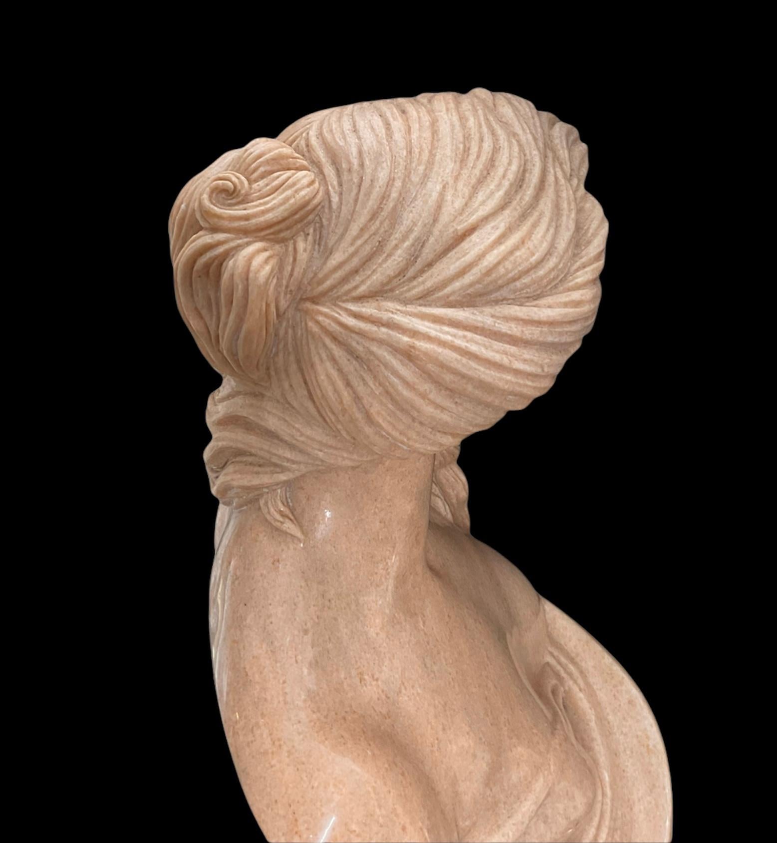 Marbre Grand buste en marbre d'une déesse musicale moderne en vente