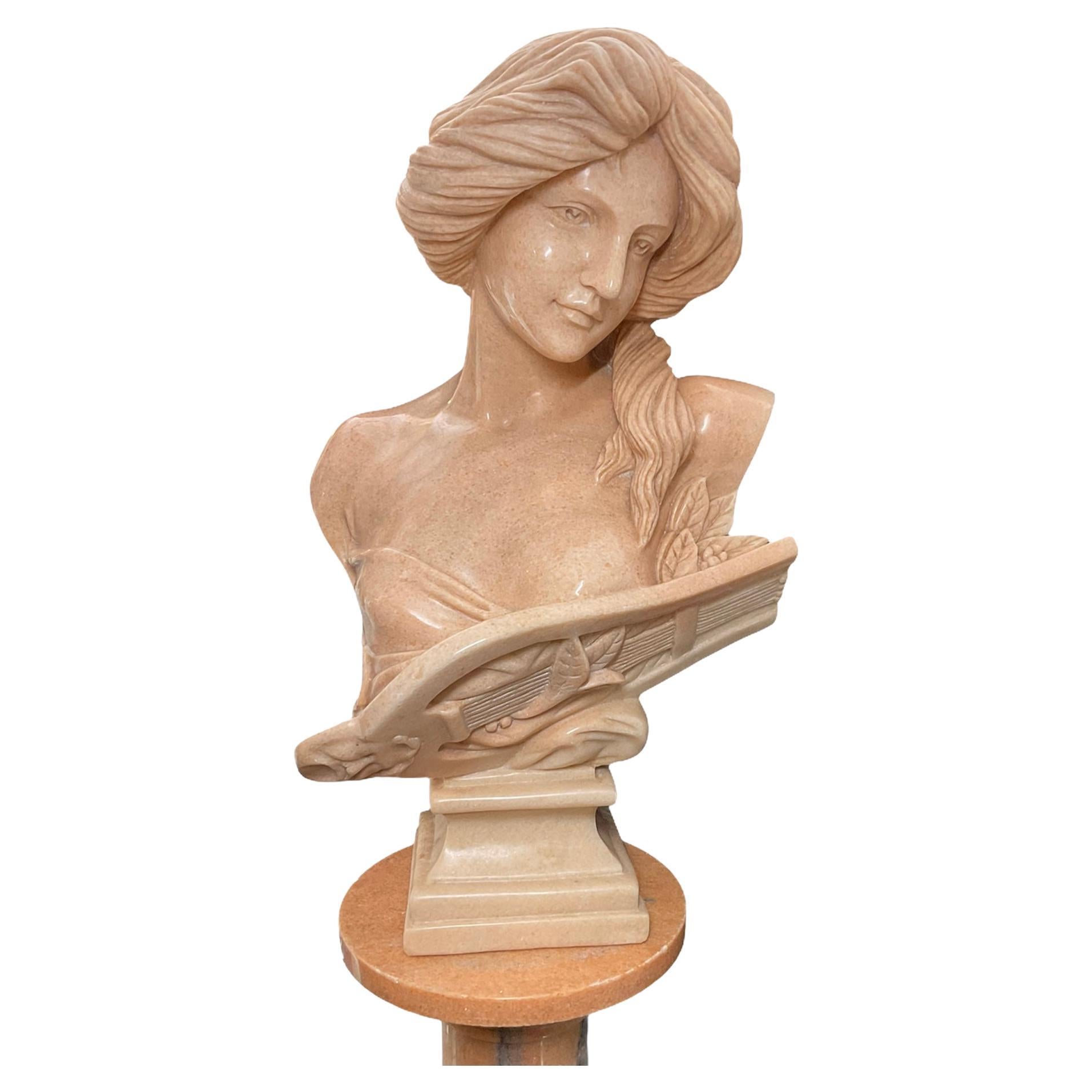 Grande busto in marmo di una dea della musica moderna