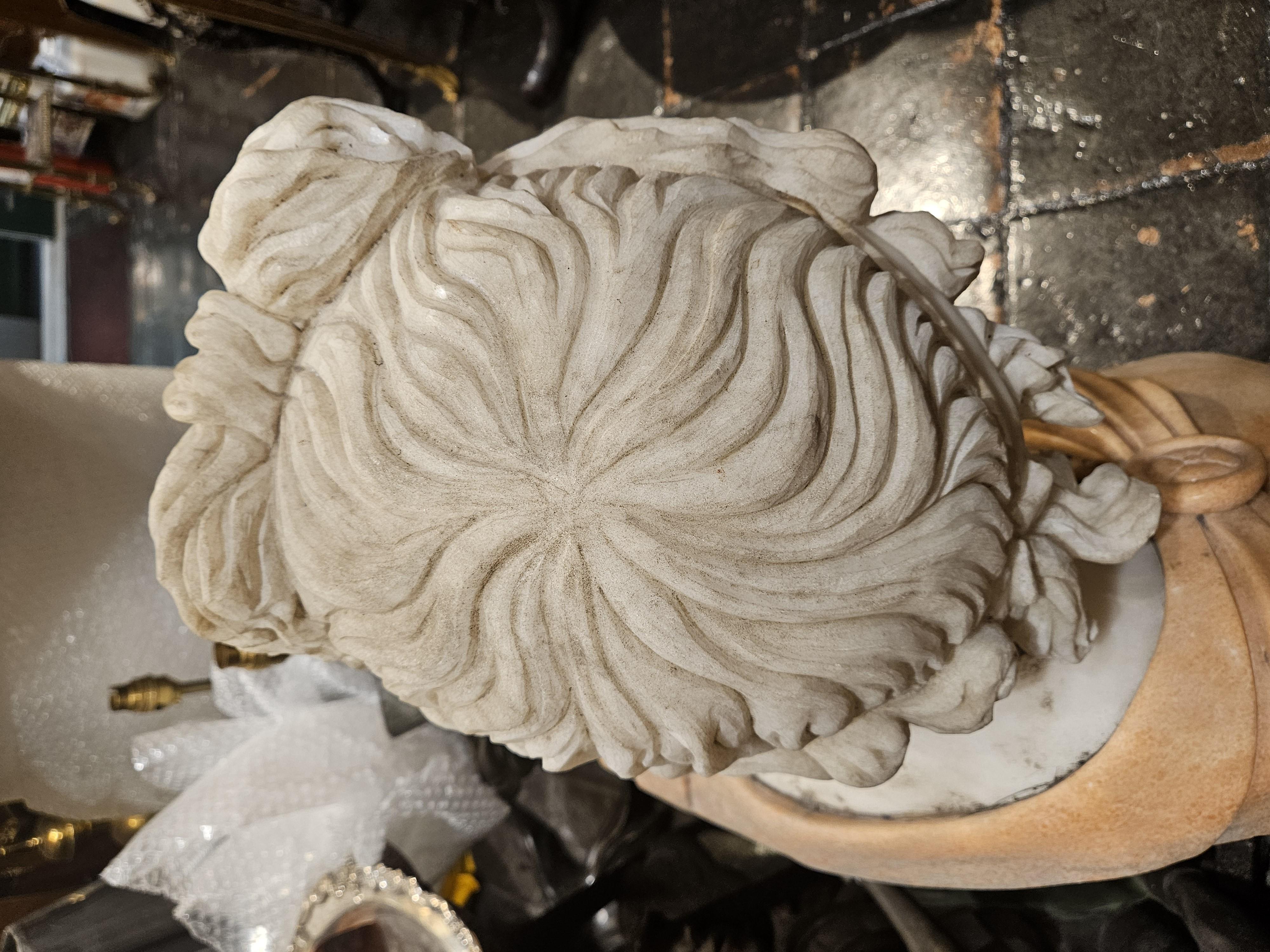 Fatto a mano Grande busto in marmo di Apollo Belvedere in vendita