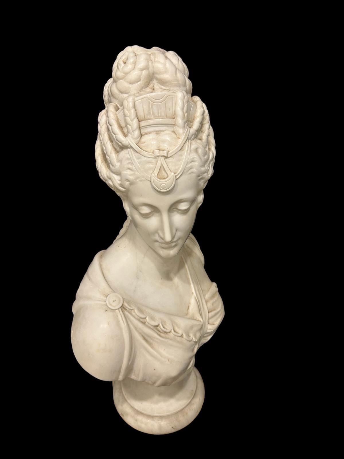 Grand buste de marbre  Diane de Poitiers, 19e siècle. en vente 3