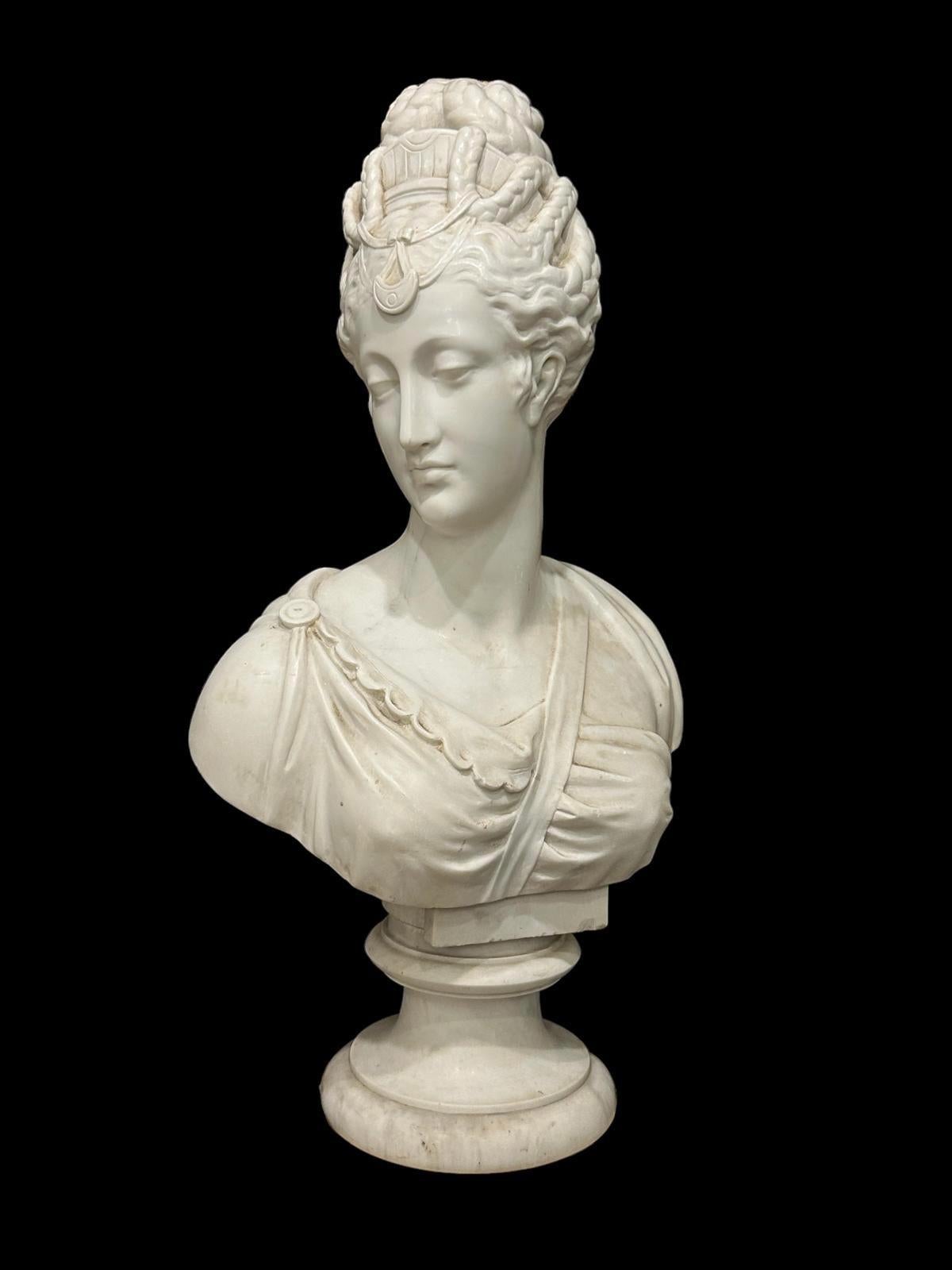 Grand buste de marbre  Diane de Poitiers, 19e siècle. en vente 4