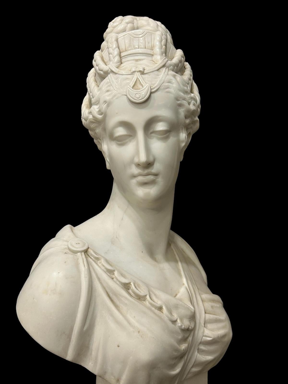 Français Grand buste de marbre  Diane de Poitiers, 19e siècle. en vente