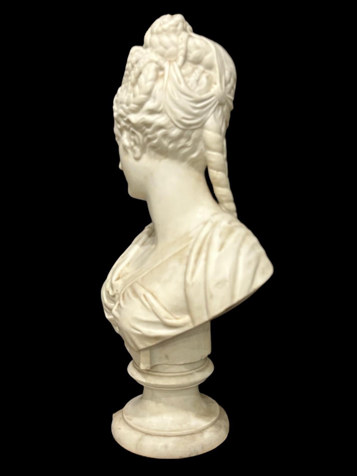 Sculpté Grand buste de marbre  Diane de Poitiers, 19e siècle. en vente