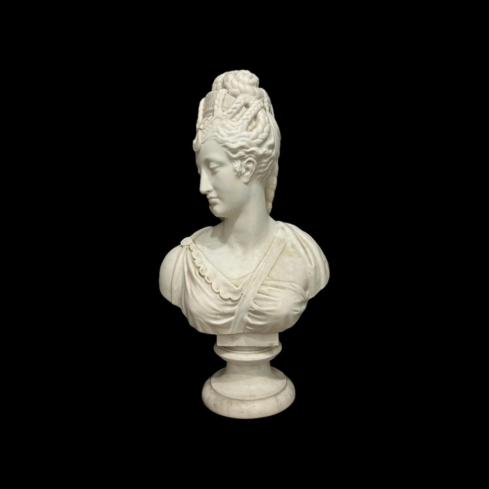 Grand buste de marbre  Diane de Poitiers, 19e siècle. Bon état - En vente à PARIS, FR