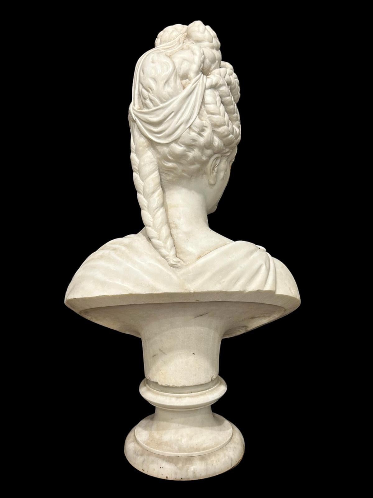 Marbre de Carrare Grand buste de marbre  Diane de Poitiers, 19e siècle. en vente