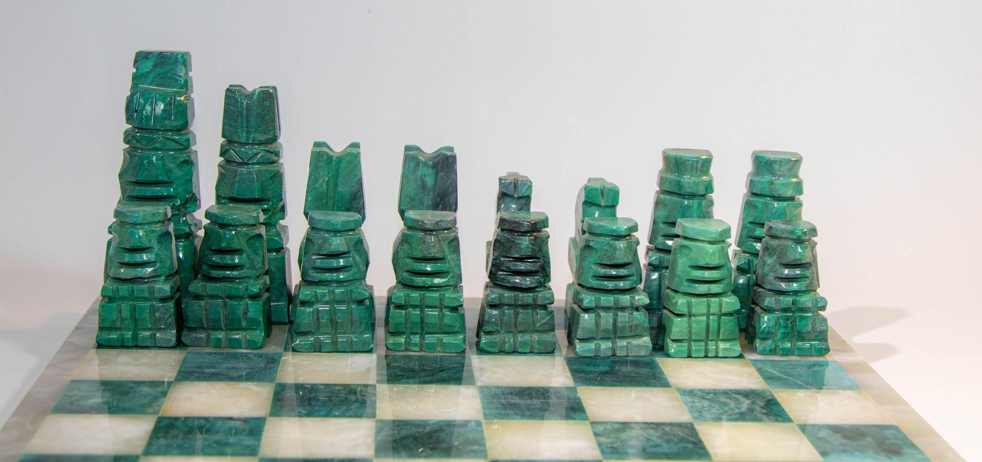 Mid-Century Modern Large Marble Chess Set with Hand-carved Emerald Green Onyx Pieces 1950's For Sale